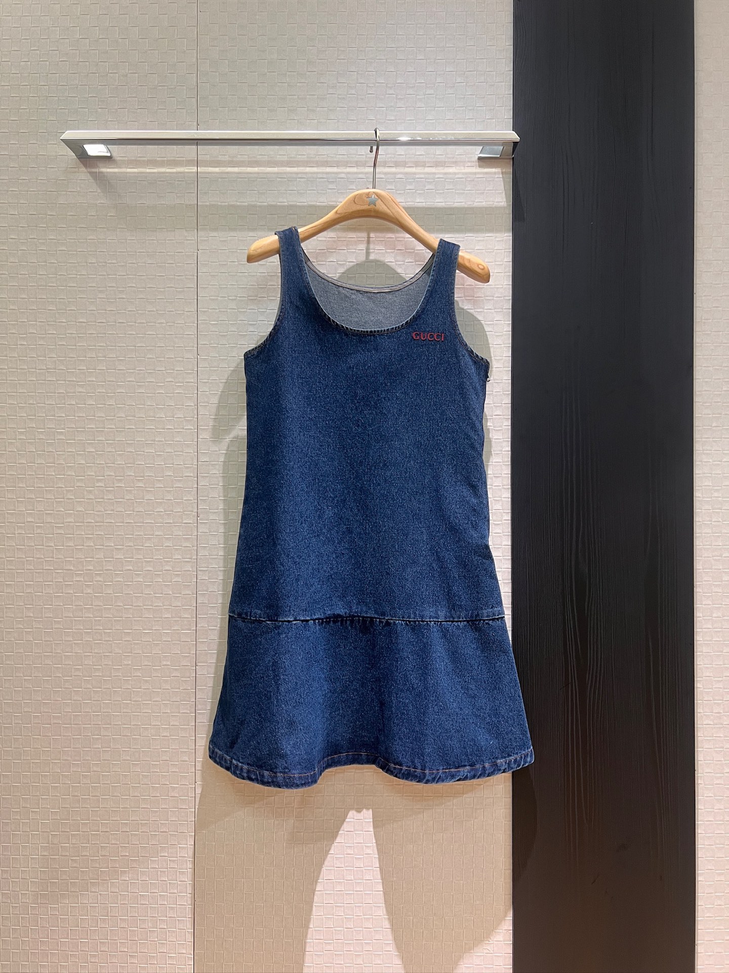 NO:427911,New spliced ​​ruffled denim vest dress with three-dimensional logo letter doll A-line ruffled skirt, age-reducing cute SML, skirts, alexander wang19860909新款拼接荷叶边牛仔背心连衣裙胸前立体小logo字母娃娃A字 荷叶边裙摆 减龄可爱 SML,,skirts,alexander wang,Women's clothing