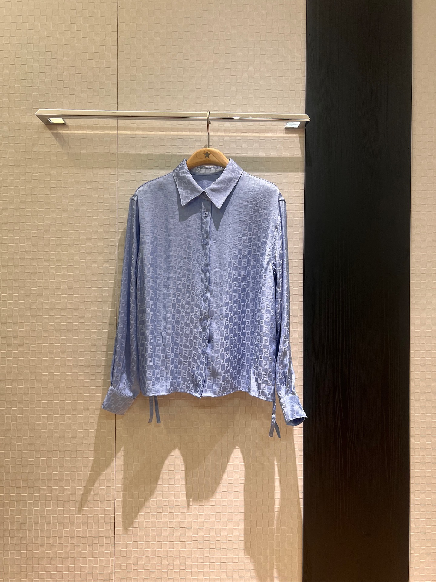 NO:427927,New style is coming in double-F jacquard blue shirt. The hem can be drawn rope to adjust different outfits. SML is essential for age reduction, alexander wang19860909新款来袭双F提花蓝色衬衣 下摆两侧可抽绳收缩调节不同穿搭 减龄必备SML,,alexander wang,Women's clothing