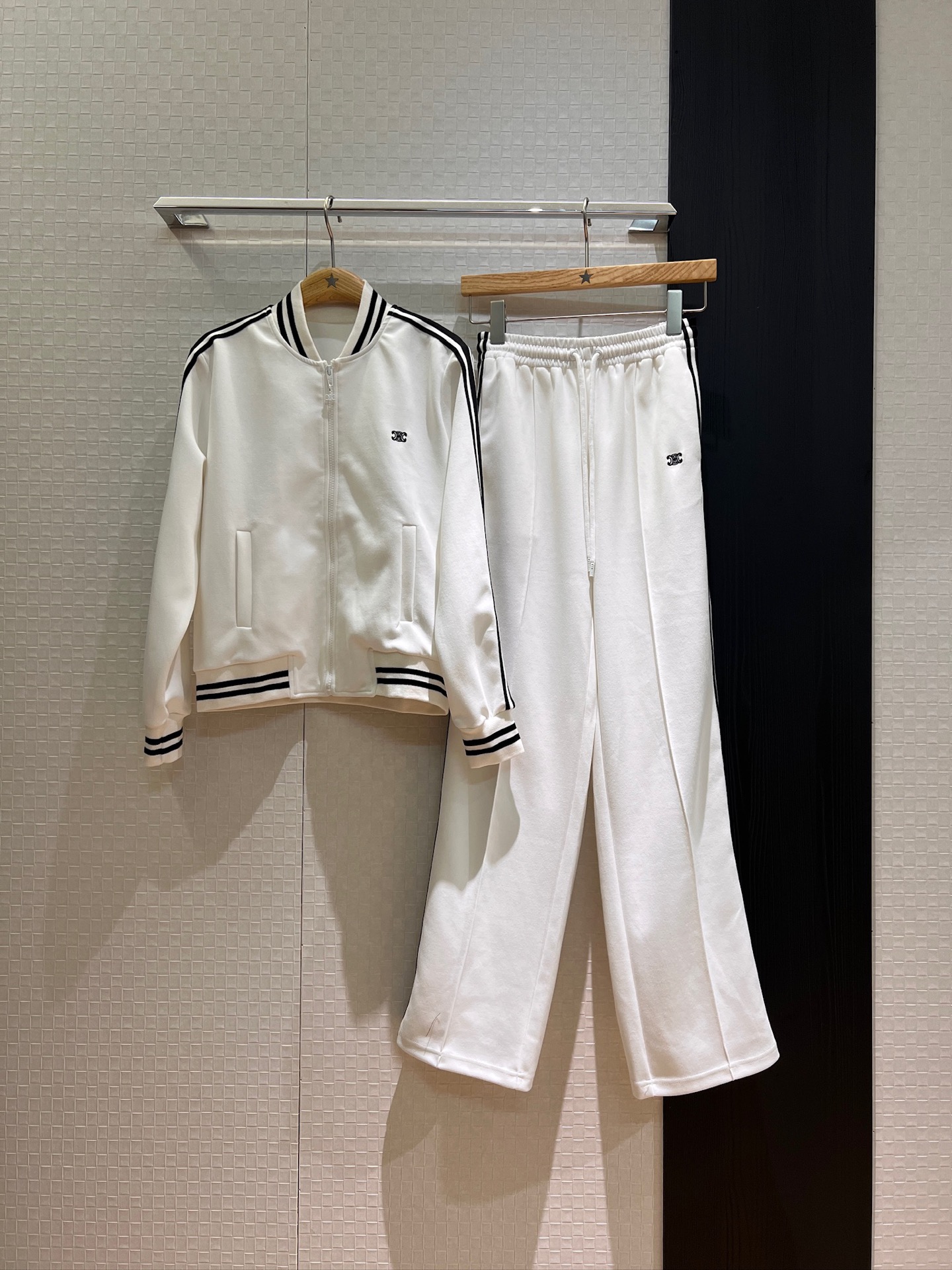 NO:427935,New embroidered small logo Arc de Triomphe striped sports suit ribbed stand collar zipper jacket with side striped wide-leg pants elastic waist drawstring casual and versatile sports age-reducing SML,,jackets & coats,alexander wang19860909新款刺绣小logo凯旋门条纹运动套装罗纹立领拉链外套搭配侧边条纹阔腿裤松紧腰抽绳 休闲百搭 运动减龄 SML,,jackets & coats,alexander wang,Women's clothing