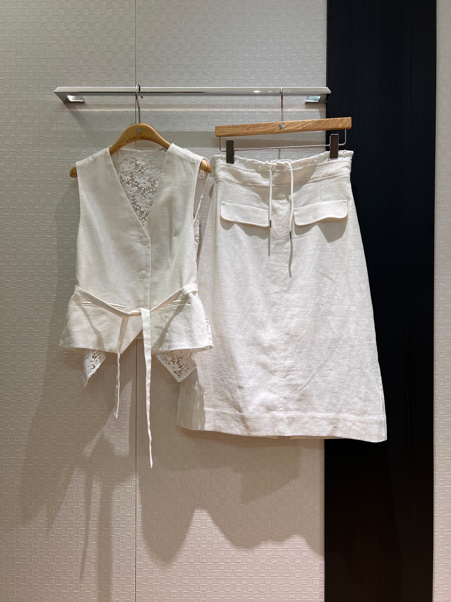 NO:427943,New hollow butterfly lace spliced ​​linen set, lace V-neck vest behind the back, slit mid-length skirt, belt tied with elegant decorative temperament, vacation age reduction SML, skirts, alexander wang19860909新款镂空蝴蝶蕾丝拼接亚麻套装 背后拼蕾丝V领马甲后开叉中长半裙 系腰带装饰气质优雅 度假减龄 SML,,skirts,alexander wang,Women's clothing