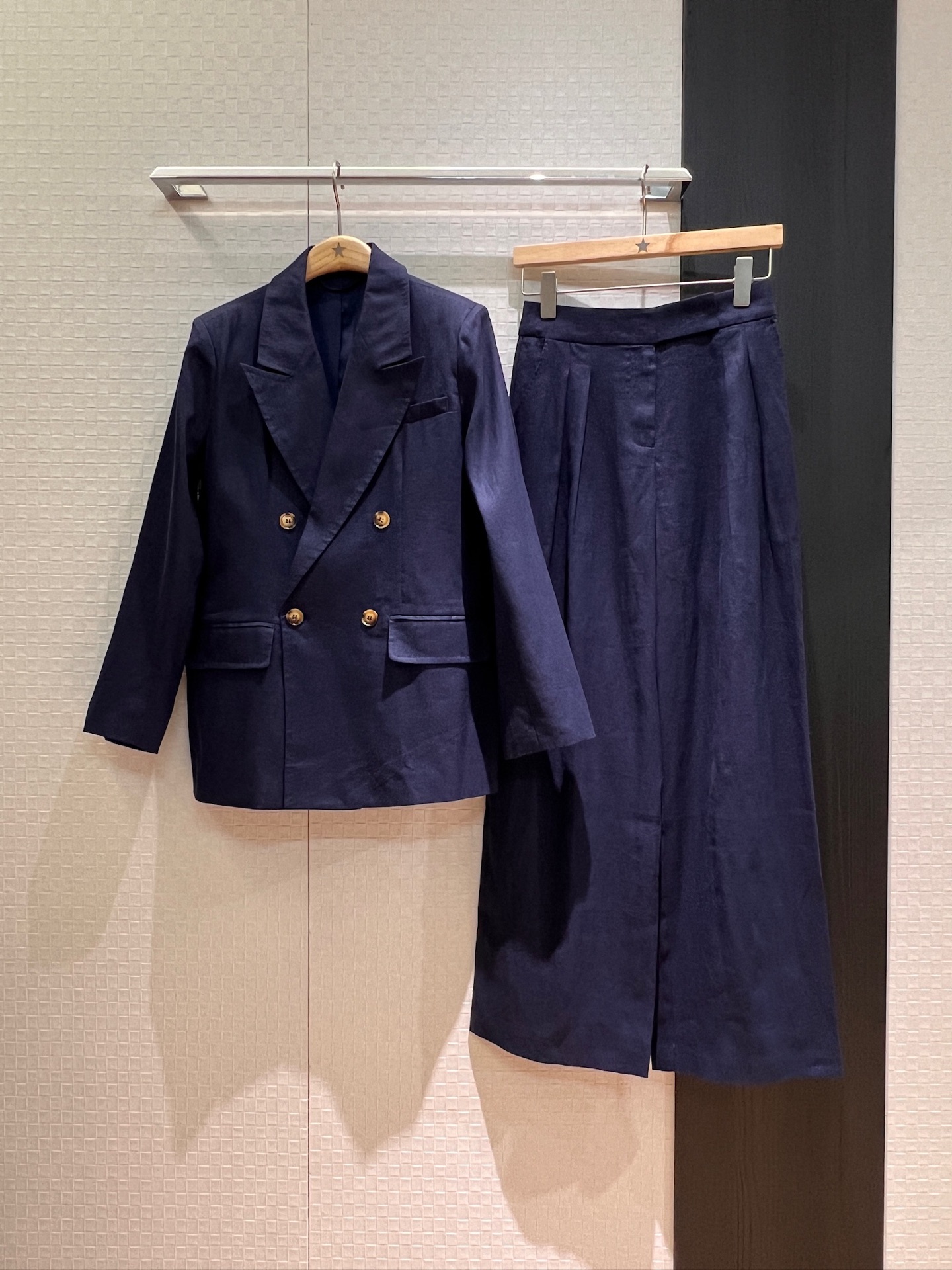 NO:428669,The new model is coming to Haiqing, the same style as the old money three-piece set, queen aura linen wide-leg trousers handmade beaded edge design, capable and neatly matched with a suit and vest, dark blue khaki SML, business suit, alexander wang19860909新款来袭海清同款 老钱三件套 女王气场亚麻阔腿西裤手工摇珠边设计 干练利落搭西装搭马甲背心 深蓝卡其 SML,,business suit,alexander wang,Women's clothing