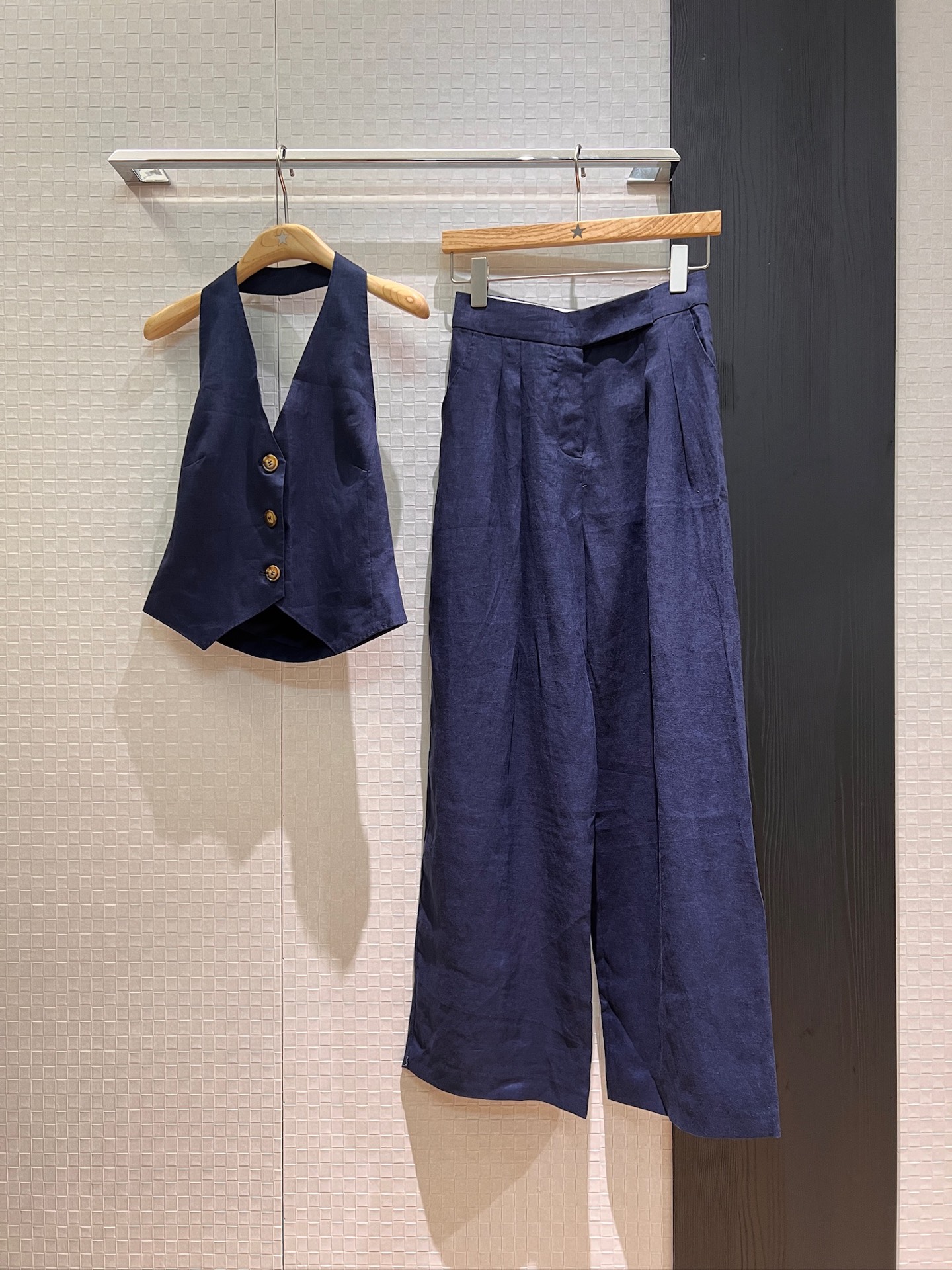 NO:428689,The new model is coming to Haiqing, the same style as the old money three-piece set, linen halter neck design, backless vest vest handmade beaded edge design, slim fit and slim fit for suits, salt or sweet, dark blue khaki SML, business suit, alexander wang19860909新款来袭海清同款 老钱三件套 亚麻挂脖设计露背马甲背心手工摇珠边设计 修身显瘦搭西装西装 可盐可甜 深蓝卡其 SML,,business suit,alexander wang,Women's clothing