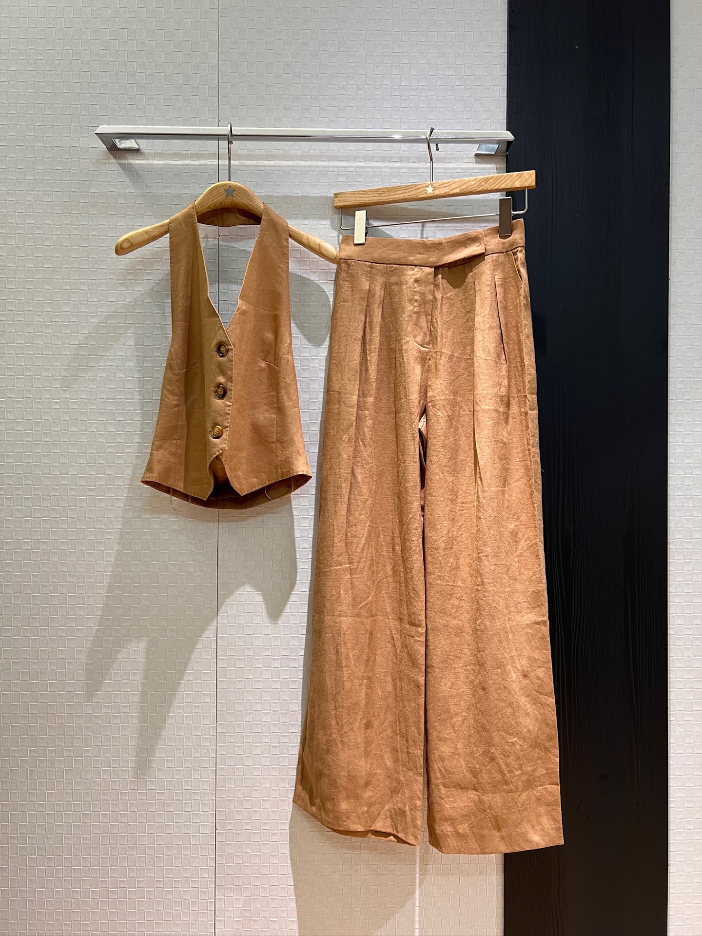 NO:428698,The new model is coming to Haiqing, the same style as the old money three-piece set, linen halter neck design, backless vest vest handmade beaded edge design, slim fit and slim fit for suits, salt or sweet, dark blue khaki SML, business suit, alexander wang19860909新款来袭海清同款 老钱三件套 亚麻挂脖设计露背马甲背心手工摇珠边设计 修身显瘦搭西装西装 可盐可甜 深蓝卡其 SML,,business suit,alexander wang,Women's clothing