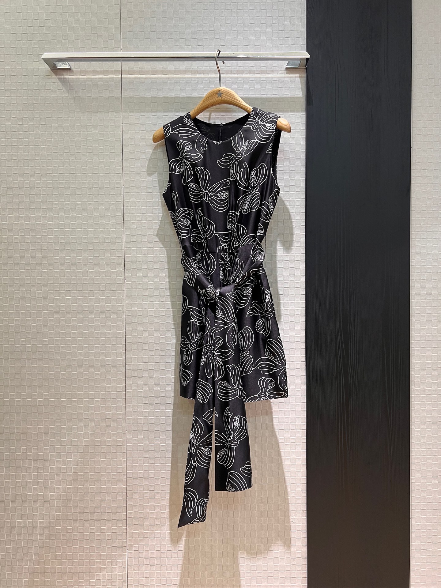 NO:428710,New bow printed heavy silk twill jumpsuits Sleeveless vest shorts delivery belt Waist-retractable decoration Pockets on both sides to relax and age-reducing vacation essentials S-XL, shorts, real silk, alexander wang19860909新款蝴蝶结印花重磅真丝斜纹连体裤 无袖背心短裤配送腰带 可收腰装饰 两侧有口袋休闲减龄 度假必备 S-XL,,shorts,real silk,alexander wang,Women's clothing