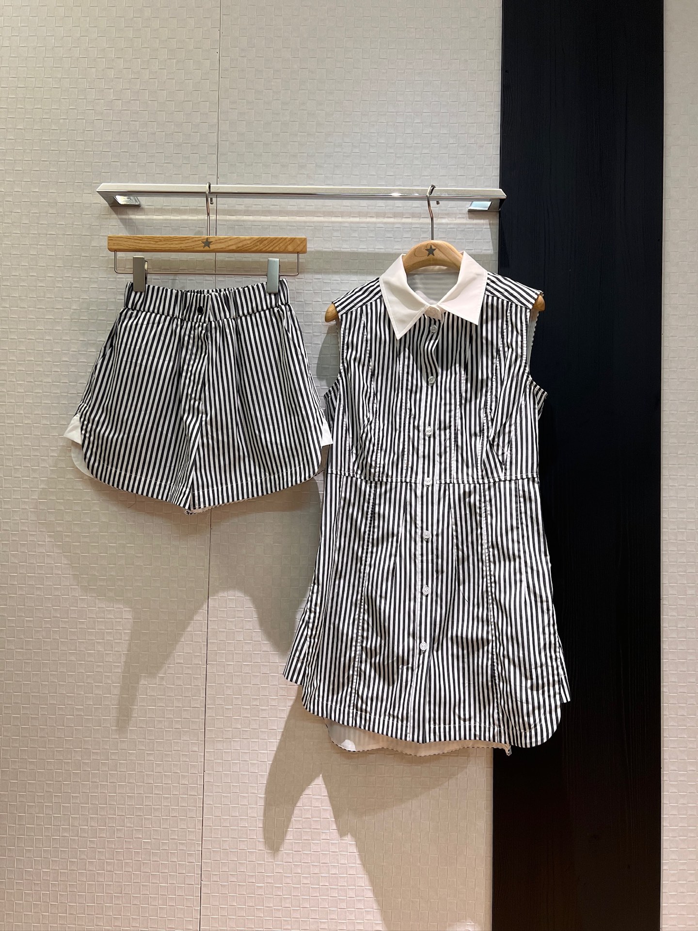 NO:428671,New style is coming in white collar striped suit, sleeveless waist-length top vest skirt elastic waist shorts, waist-receiving waist, irregular hem can be matched separately, casual and age-reducing SML, skirts, shorts, alexander wang19860909新款来袭白色领条纹套装 无袖收腰中长款上衣背心裙松紧腰短裤 拼接收腰 不规则下摆一套可分开搭配 休闲减龄 SML,,skirts,shorts,alexander wang,Women's clothing