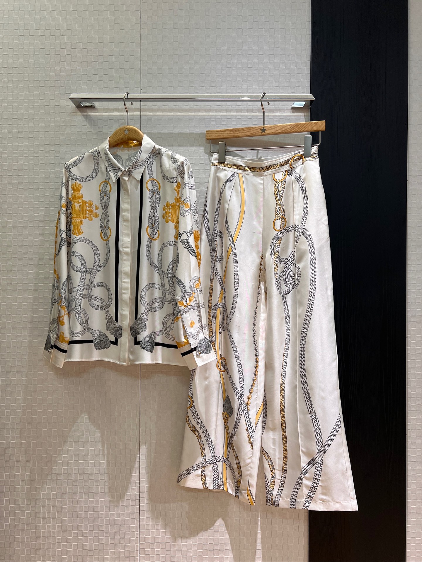 NO:428681,Shirt L pants new style positioning printed silk twill shirt positioning flower silk wide-leg pants fashionable and versatile temperament. It can be worn in one set or separately. Black and white S-XL, real silk, alexander wang19860909衬衣l 裤子新款定位印花真丝斜纹衬衣定位花真丝阔腿裤时尚百搭 气质慵懒 可一套或分开搭 黑色白色 S-XL,,real silk,alexander wang,Women's clothing
