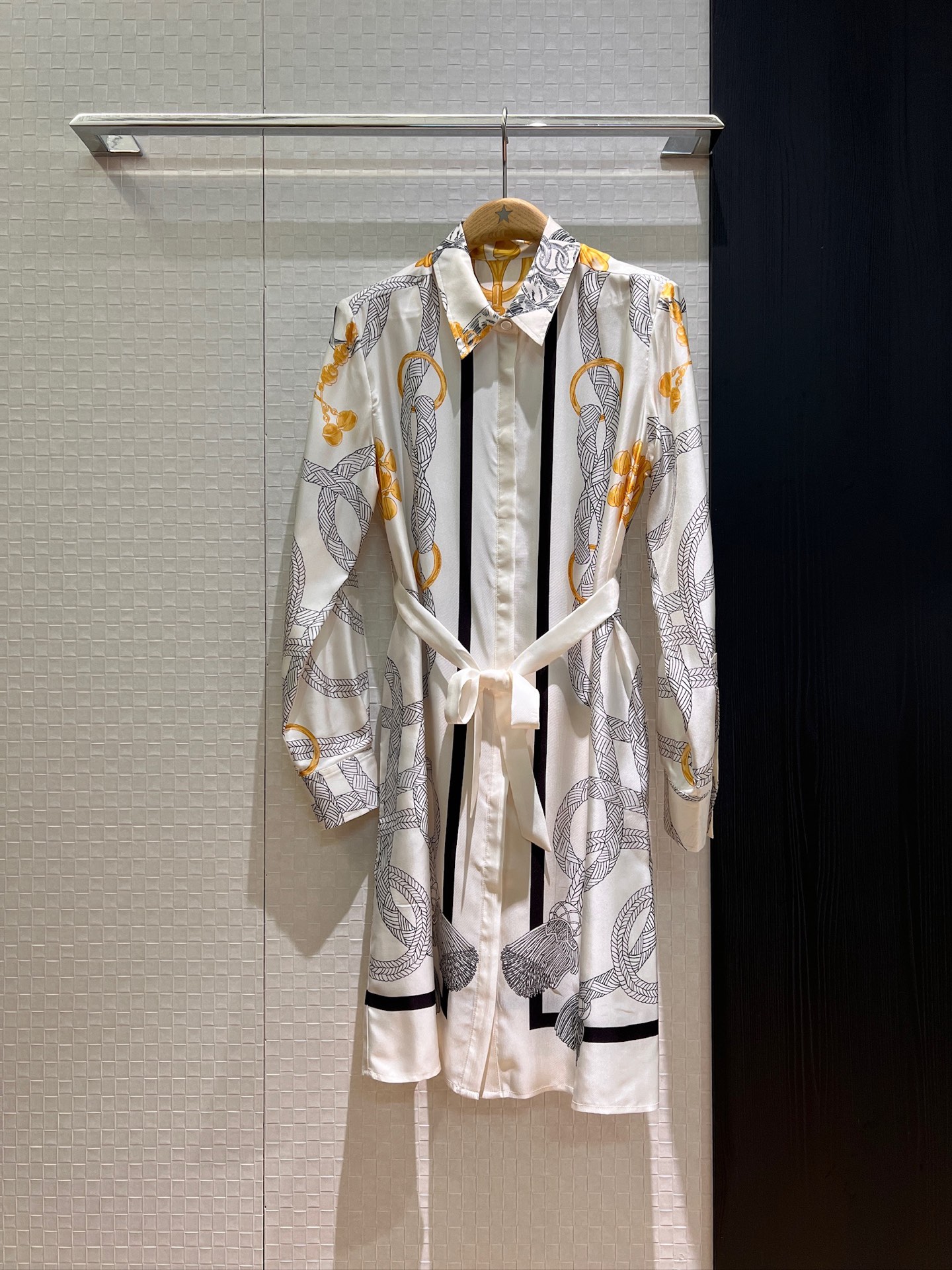 NO:428690,New positioned printed silk twill silk dress Heavy silk shirt dress Belt and waist closure to show simple and fashionable Temperament commuter socialite temperament Black and white S-XL, skirts, real silk, alexander wang19860909新款定位印花真丝斜纹真丝连衣裙 重磅真丝衬衣裙 系腰带收腰显腰简约时髦 气质通勤名媛气质 黑色白色 S-XL,,skirts,real silk,alexander wang,Women's clothing