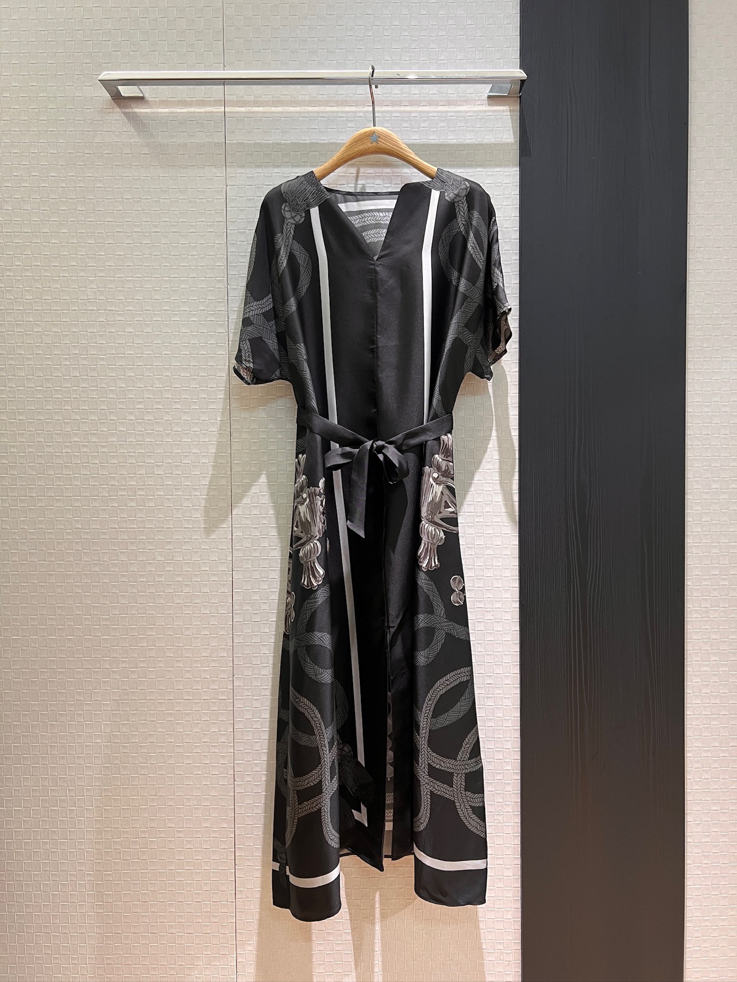 NO:428695,New positioning printed heavy silk twill dress V-neck drop-shoulder long skirt tied with belt waist to make it look slimming, hem slit, loose casual and lazy vacation, temperament and age-reducing black and white S-XL, skirts, real silk, alexander wang19860909新款定位印花重磅真丝斜纹连衣裙 V领落肩长裙系腰带收腰显瘦 下摆开叉 宽松休闲慵懒度假 气质减龄 黑色白色 S-XL,,skirts,real silk,alexander wang,Women's clothing