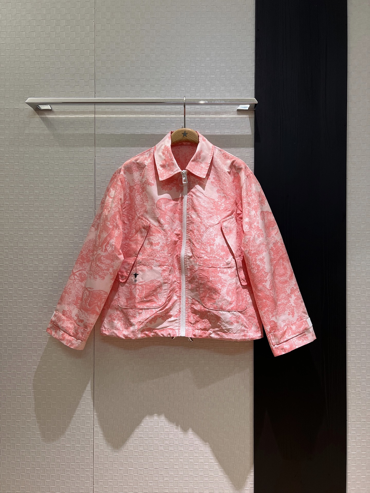 NO:428707,New style recommended classic jacquard lapel jacket CD bee embroidered loose silhouette The hem can be adjusted with drawstring and fashionable casualness. A must-have for age reduction. It can be worn with the same series of shorts SML, shorts, jackets & coats, alexander wang19860909新款推荐经典茹伊提花翻领外套 CD小蜜蜂刺绣宽松廓形 下摆可抽绳调节时尚休闲 减龄必备 可搭同系列短裤 SML,,shorts,jackets & coats,alexander wang,Women's clothing