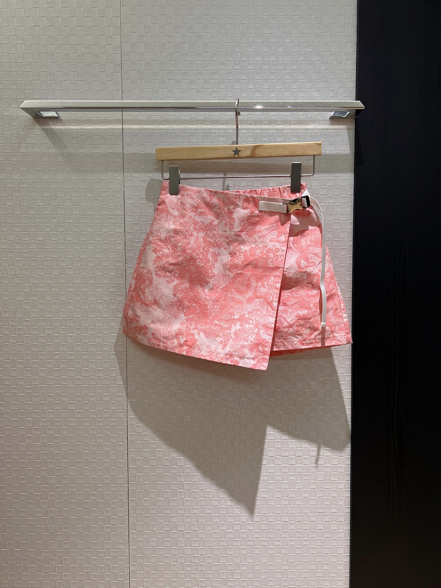 NO:428718,New style recommended asymmetrical skirt buckle decorative skirts, fake two-piece design shorts, classic jacquard fabric, high waist, slimming, pockets on both sides, temperament, age-reducing sports and casual, sweet and versatile, can be matched with the same jacket SML,, skirts, shorts, jackets & coats, alexander wang19860909新款推荐不对称裙摆系扣装饰裙裤 假两件设计短裤 经典茹伊提花面料高腰显瘦 两侧口袋 气质减龄 运动休闲 甜美百搭可搭同款外套 SML,,skirts,shorts,jackets & coats,alexander wang,Women's clothing