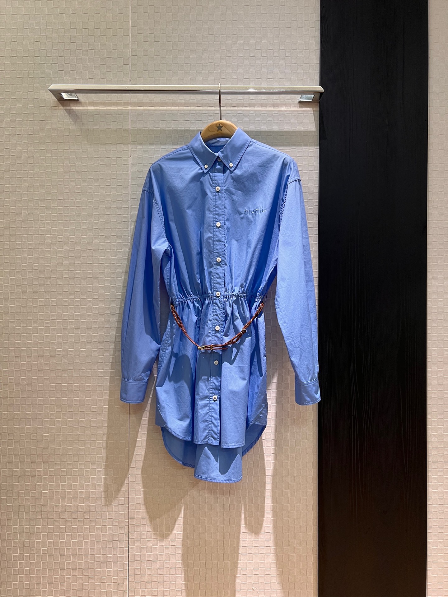 NO:428687,New elastic waist design shirt dress, long-sleeved dress, chest embroidered logo letters, delivery belt decorates the hem with short front and long back, and the buttons on the back can open hollow back and reveal the back. Miuli Miu Qi SML,,miumiu, skirts,alexander wang19860909新款松紧腰设计衬衣裙 长袖连衣裙胸前刺绣logo字母 配送腰带装饰下摆前短后长 背后扣子可开镂空露背 miu里miu气 SML,,miumiu,skirts,alexander wang,Women's clothing