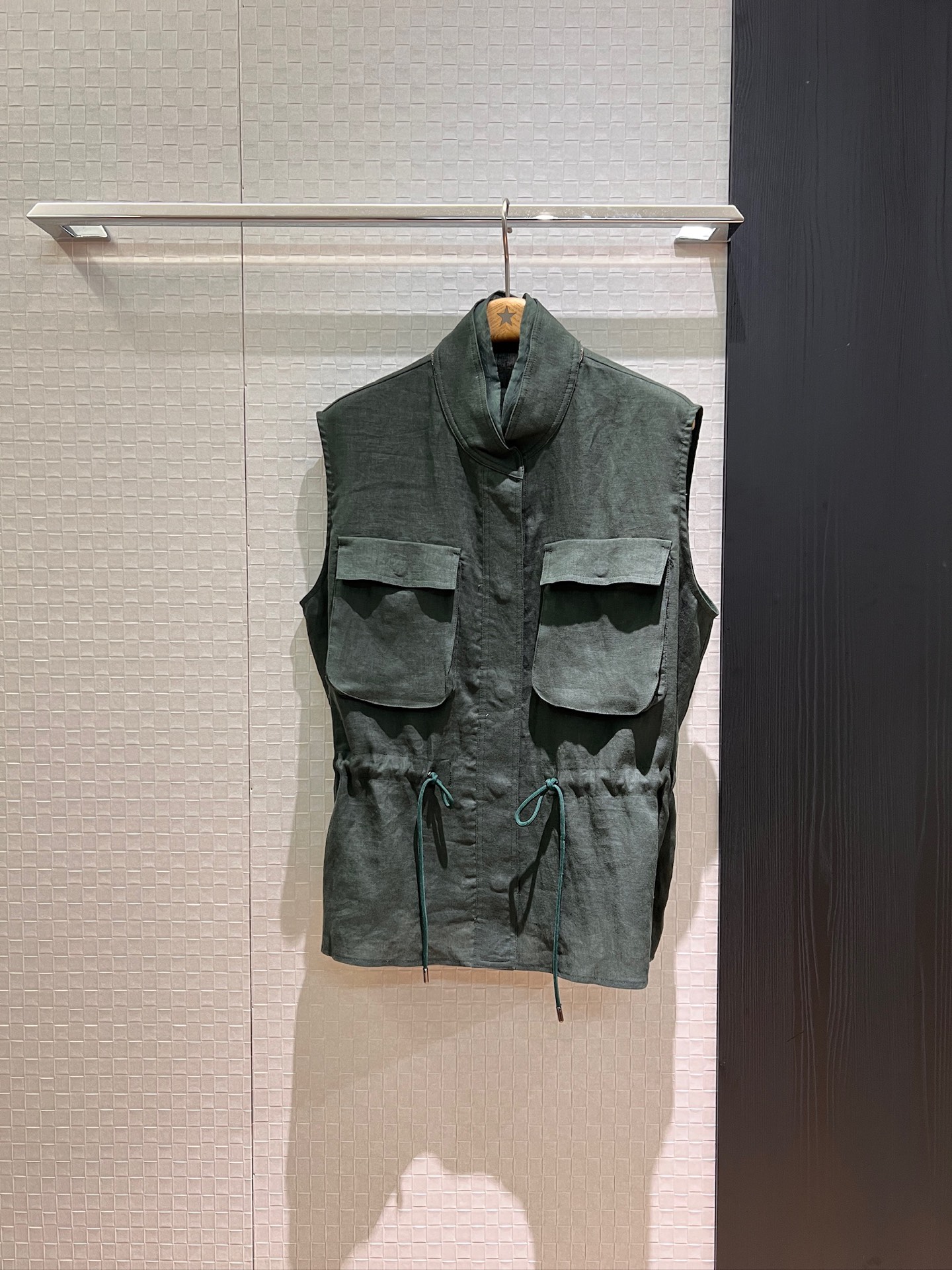NO:429253,New LP stand-up collar waistline vest, workwear and wind patch pocket decoration, mold opening hardware button, drawstring waist adjustment casual and fashionable, handsome sweet saint green khaki SML, loro piano, alexander wang19860909新款LP立领收腰亚麻马甲 工装风贴袋装饰 开模五金扣子 抽绳收腰调节休闲时尚 帅气甜飒军绿卡其 SML,,loro piana,alexander wang,Women's clothing