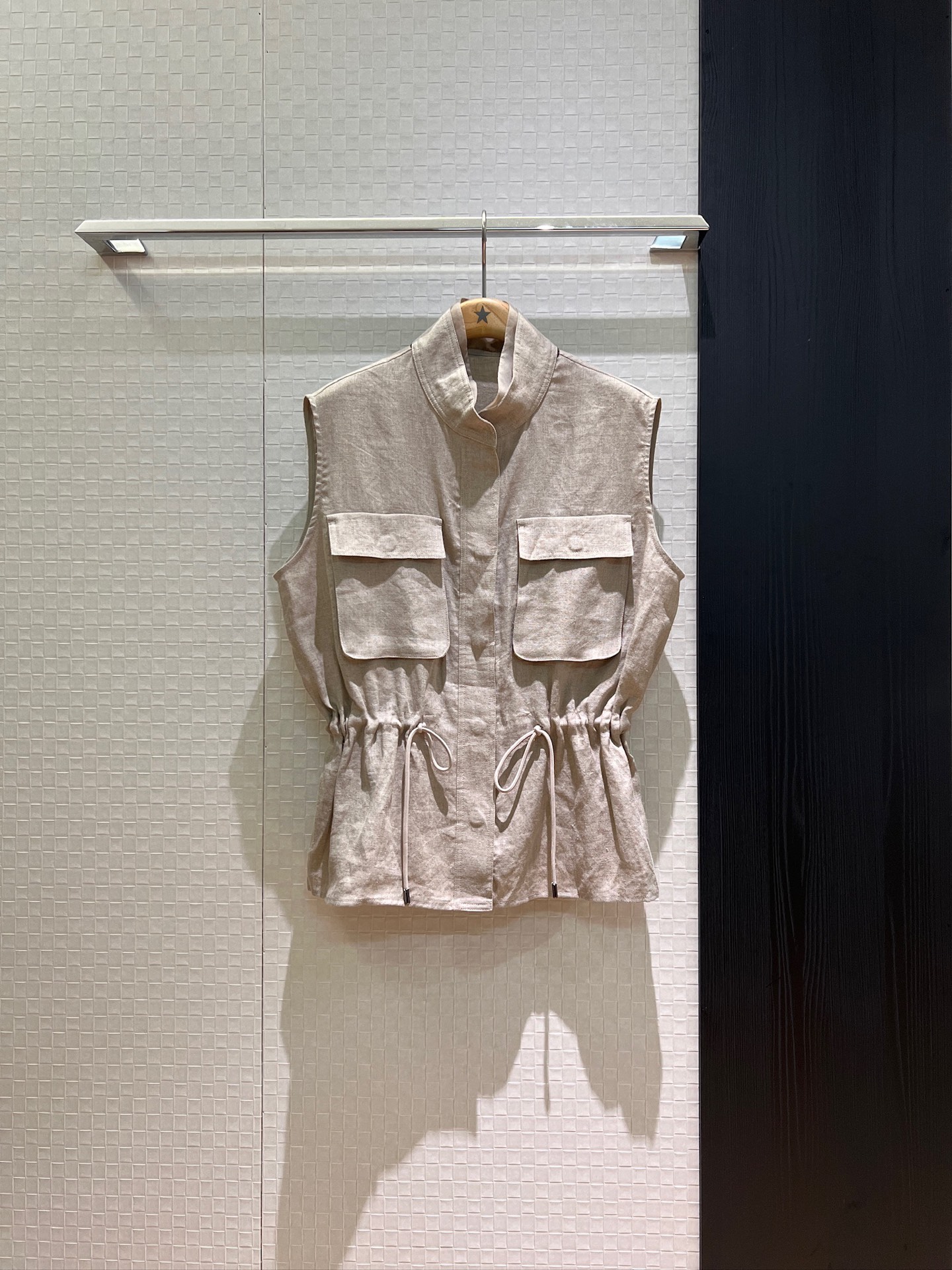 NO:429263,New LP stand-up collar waistline vest, workwear and wind patch pocket decoration, mold opening hardware button, drawstring waist adjustment casual and fashionable, handsome sweet saint green khaki SML, loro piano, alexander wang19860909新款LP立领收腰亚麻马甲 工装风贴袋装饰 开模五金扣子 抽绳收腰调节休闲时尚 帅气甜飒军绿卡其 SML,,loro piana,alexander wang,Women's clothing