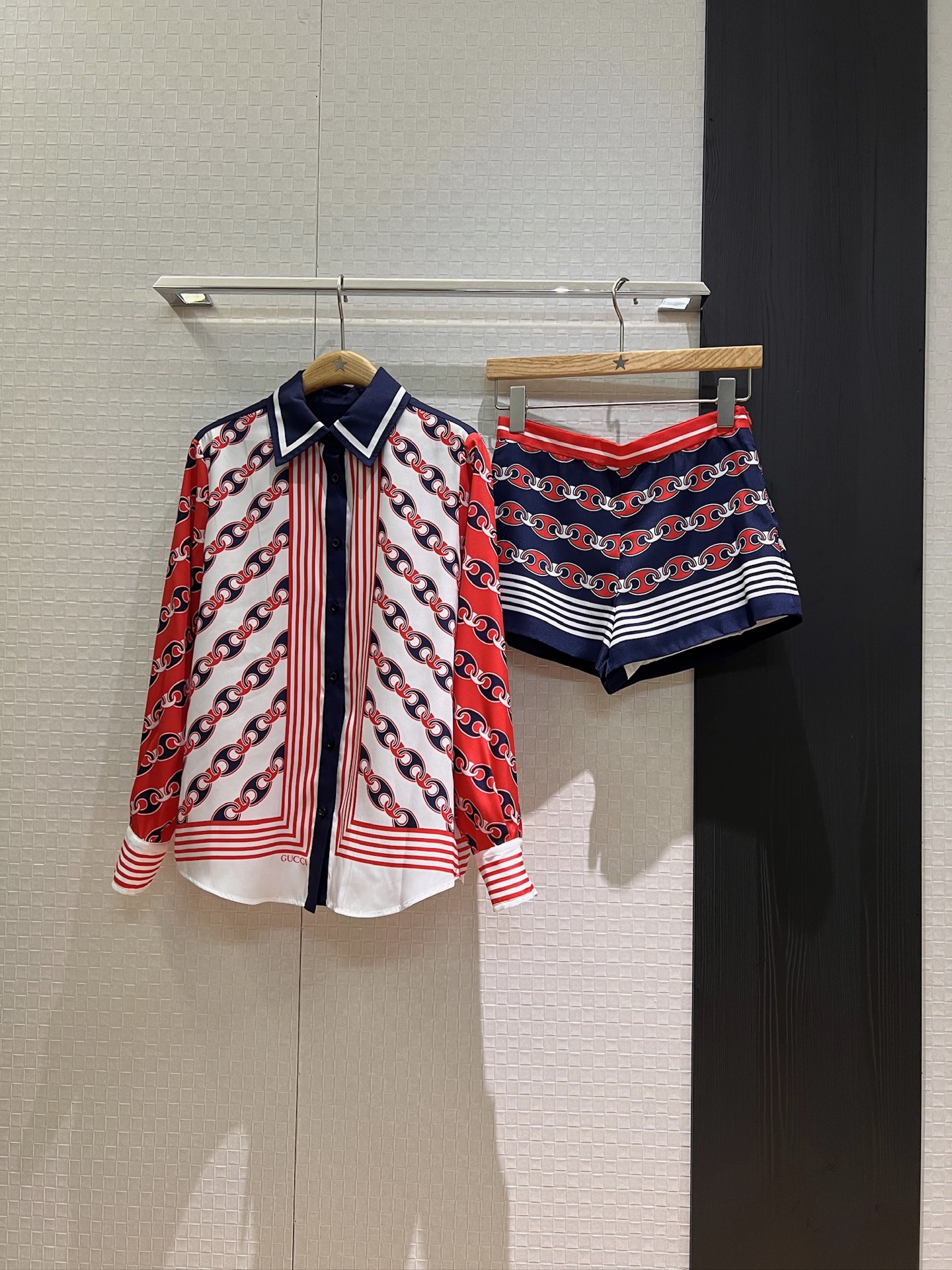 NO:429272,New chain penetration positioning printed color-blocking shirt fashionable commuting temperament and versatile matching shorts in the same series SML, shorts, alexander wang19860909新款链条渗透定位印花拼色衬衣时尚通勤 气质百搭搭同系列短裤 SML,,shorts,alexander wang,Women's clothing