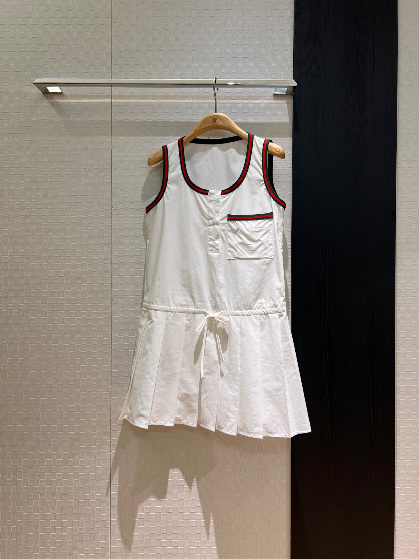 NO:429292,New classic red and green webbing spliced ​​vest dress with pleated skirt, waist drawstring design, waist adjustable chest pocket embroidered logo letters, loose and casual, sports style and age-reducing SML, skirts, alexander wang19860909新款经典红绿织带拼接背心连衣裙拼百褶裙摆 腰部抽绳设计 可收腰调节胸前口袋刺绣logo字母 宽松休闲 运动风减龄 SML,,skirts,alexander wang,Women's clothing