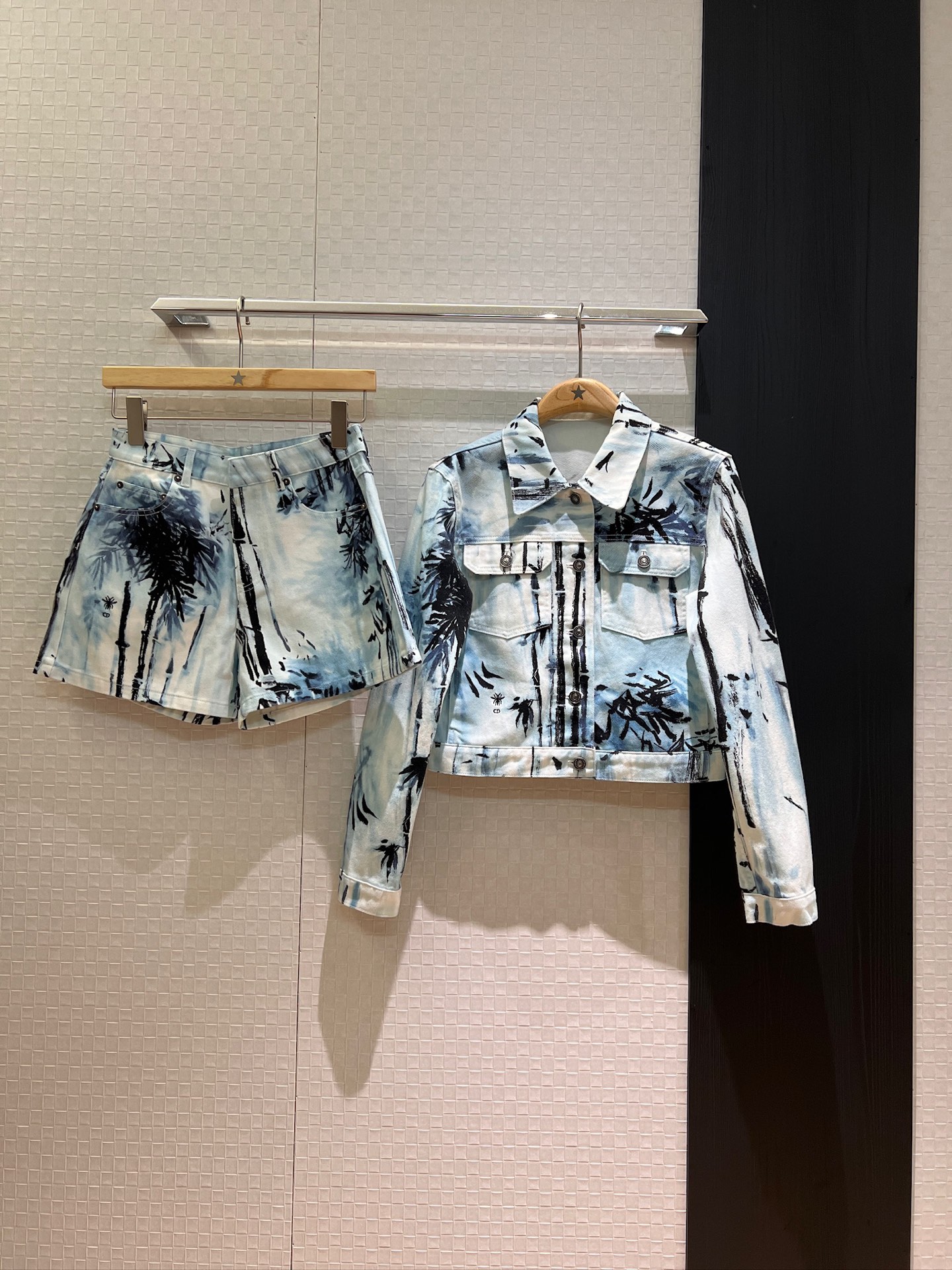 NO:429312,New ink blue bamboo printed denim jacket, embroidered bee casual short style, sweet and cool, versatile, fashionable and age-reducing, can be worn with the same shorts skirt SML, skirts, shorts, jackets & coats, alexander wang19860909新款墨蓝竹子印花牛仔外套 刺绣小蜜蜂休闲短款 甜酷百搭 时尚减龄 可搭同款短裤半裙 SML,,skirts,shorts,jackets & coats,alexander wang,Women's clothing