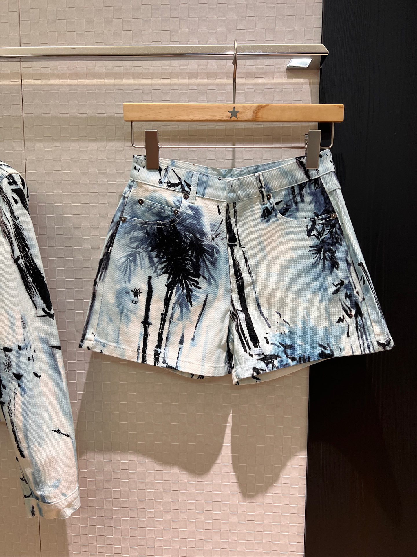 NO:429274,New ink blue bamboo printed denim shorts embroidered cd bee Casual age-reducing, versatile and fashionable essentials for vacation SML, shorts, alexander wang19860909新款墨蓝竹子印花牛仔短裤刺绣cd小蜜蜂 休闲减龄 度假百搭时尚必备 SML,,shorts,alexander wang,Women's clothing