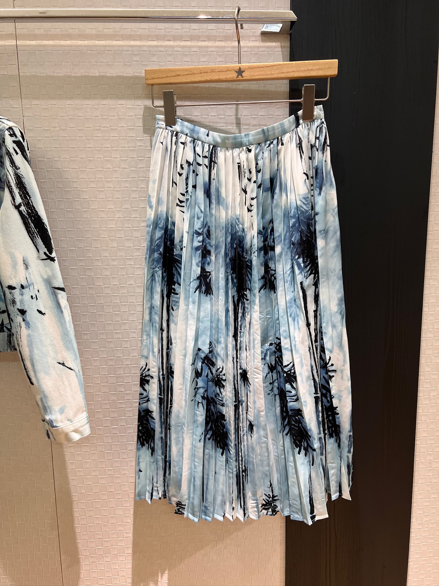 NO:429284,New Ruyimao bamboo print pleated skirt with pleated design skirt with pockets on both sides of the hem, flowing and versatile, must-have for age reduction, can be worn with the same jacket SML, skirts, jackets & coats, alexander wang19860909新款茹伊茂竹印花百褶半裙 褶皱设计裙摆两侧有口袋 飘逸百搭 减龄必备 可搭同款外套SML,,skirts,jackets & coats,alexander wang,Women's clothing