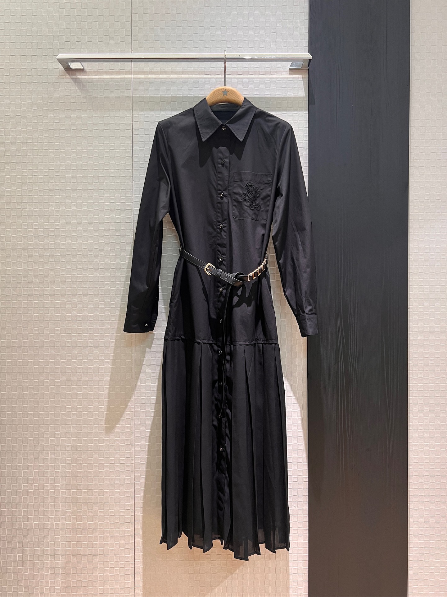 NO:429947,New hollow embroidered logo pocket decoration, lapel long sleeve spliced ​​pleated long skirt, dress delivery belt, waist decoration, pockets on both sides for leisure and vacation, temperament and age reduction, black and white SML, skirts, alexander wang19860909新款镂空刺绣logo口袋装饰 翻领长袖拼接百褶长裙 连衣裙配送腰带 收腰装饰 两侧有口袋休闲度假 气质减龄 黑色白色 SML,,skirts,alexander wang,Women's clothing