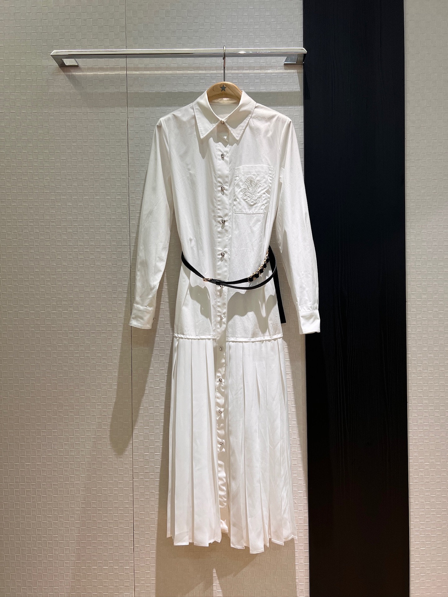 NO:429957,New hollow embroidered logo pocket decoration, lapel long sleeve spliced ​​pleated long skirt, dress delivery belt, waist decoration, pockets on both sides for leisure and vacation, temperament and age reduction, black and white SML, skirts, alexander wang19860909新款镂空刺绣logo口袋装饰 翻领长袖拼接百褶长裙 连衣裙配送腰带 收腰装饰 两侧有口袋休闲度假 气质减龄 黑色白色 SML,,skirts,alexander wang,Women's clothing