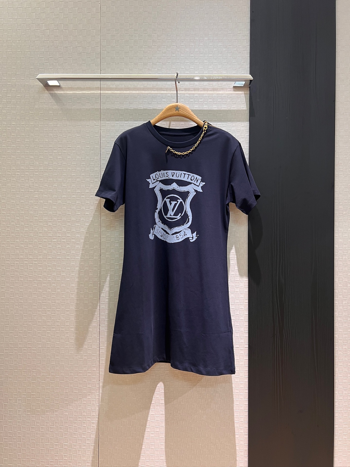 NO:429961,New logo badge made of old prints, shoulder zipper decoration T-skirt classic chain decoration, removable casual and age-reducing, lazy and versatile SML, skirts, alexander wang19860909新款logo徽章做旧印花 肩膀拉链装饰T裙经典链条装饰 可拆卸休闲减龄 慵懒百搭SML,,skirts,alexander wang,Women's clothing