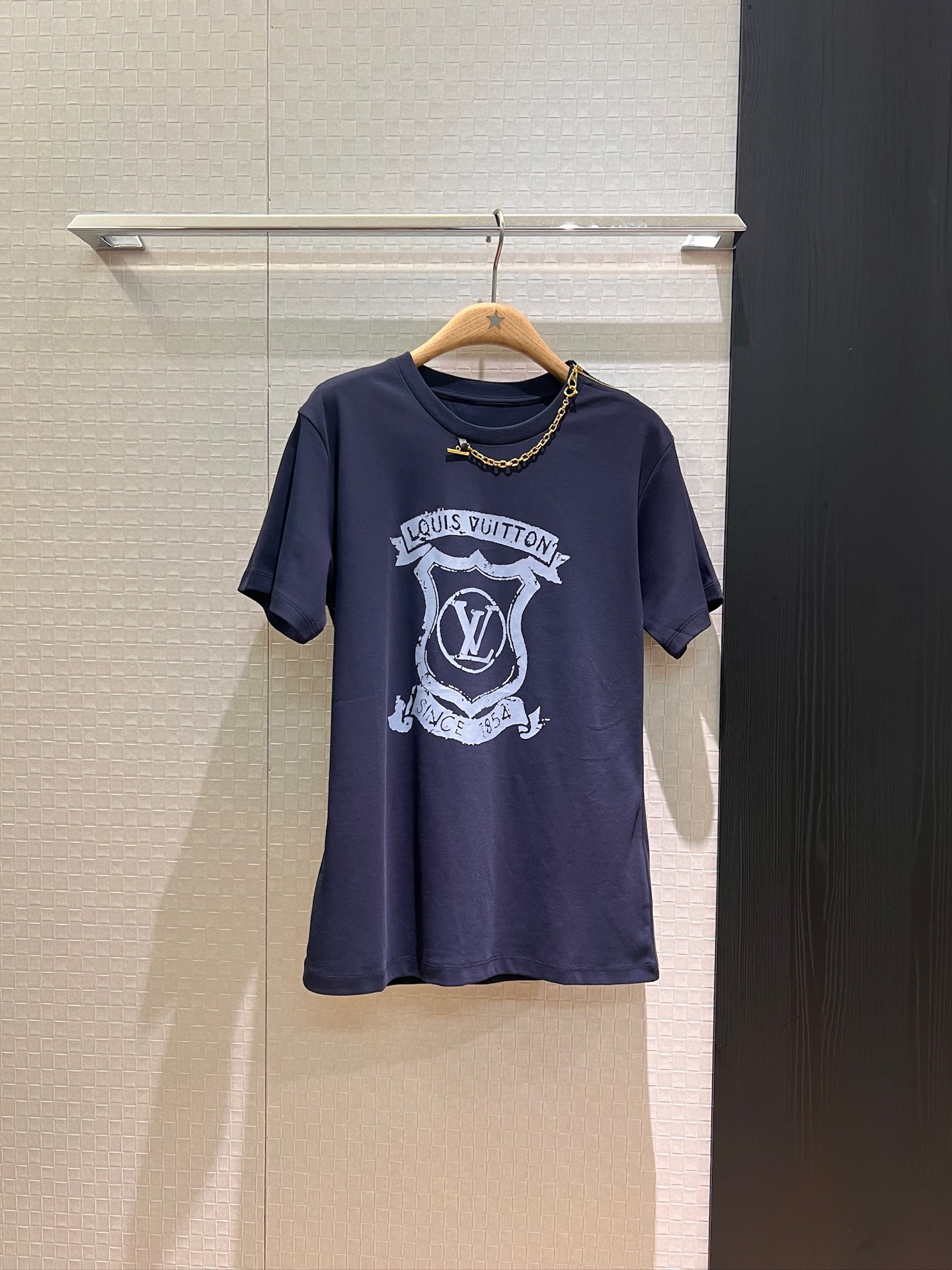 NO:429969,New old logo badge prints, shoulder zipper decorative T-shirt mold opening hardware chain casual and versatile, fashionable and age-reducing black and white dark blue SML, tees, t-shirt, alexander wang19860909新款做旧logo徽章印花 肩膀拉链装饰T恤开模五金链条休闲百搭 时尚减龄 黑色白色深蓝 SML,,tees，t-shirt,alexander wang,Women's clothing