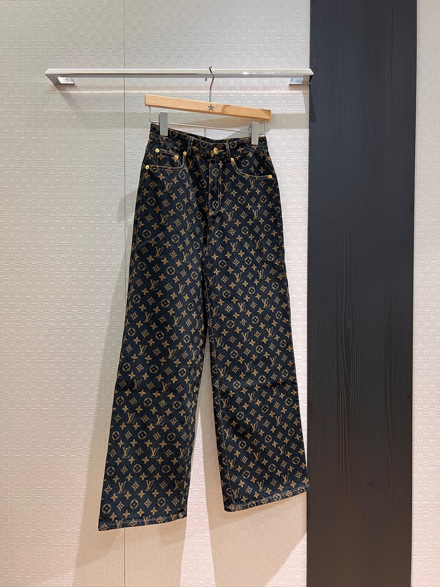 NO:430024,New models recommended laser printing classic old-fashioned jeans straight-leg pants hardware accessories mold opening casual and versatile fashion, age-reducing loose and slimming SML, jeans, alexander wang19860909新款推荐激光印花经典老花牛仔裤 直筒裤五金配件开模 休闲百搭 时尚减龄宽松显瘦 SML,,jeans,alexander wang,Women's clothing
