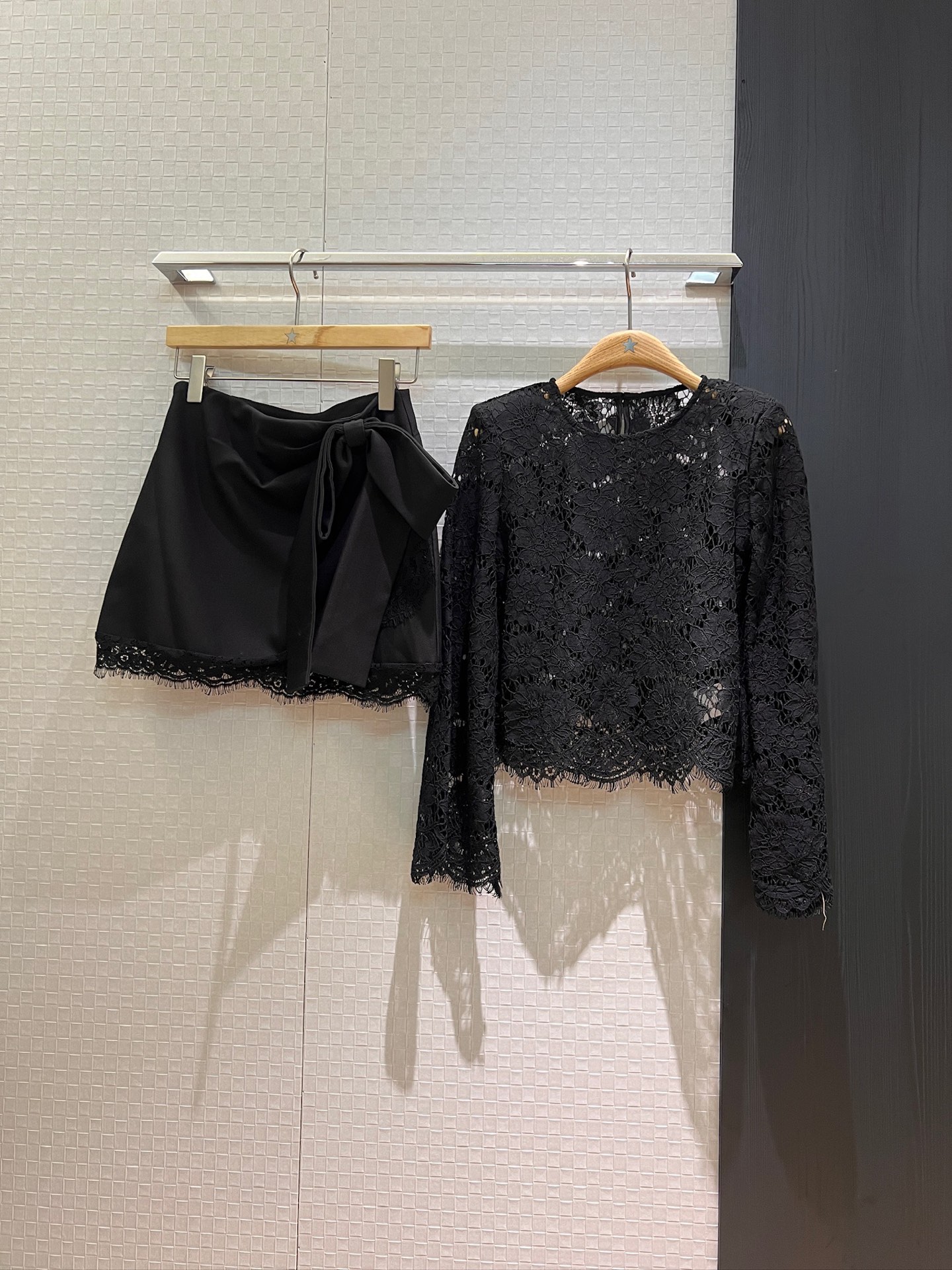 NO:430021,Tops New micro-flare sleeve lace top bow decorative lace skirt shoulder pad design hollow perspective A must-have for a set of temperament SML, skirts, alexander wang19860909上衣 半裙新款微喇叭袖蕾丝上衣蝴蝶结装饰蕾丝边半裙垫肩设计 镂空透视 名媛气质一套搭配必备 SML,,skirts,alexander wang,Women's clothing