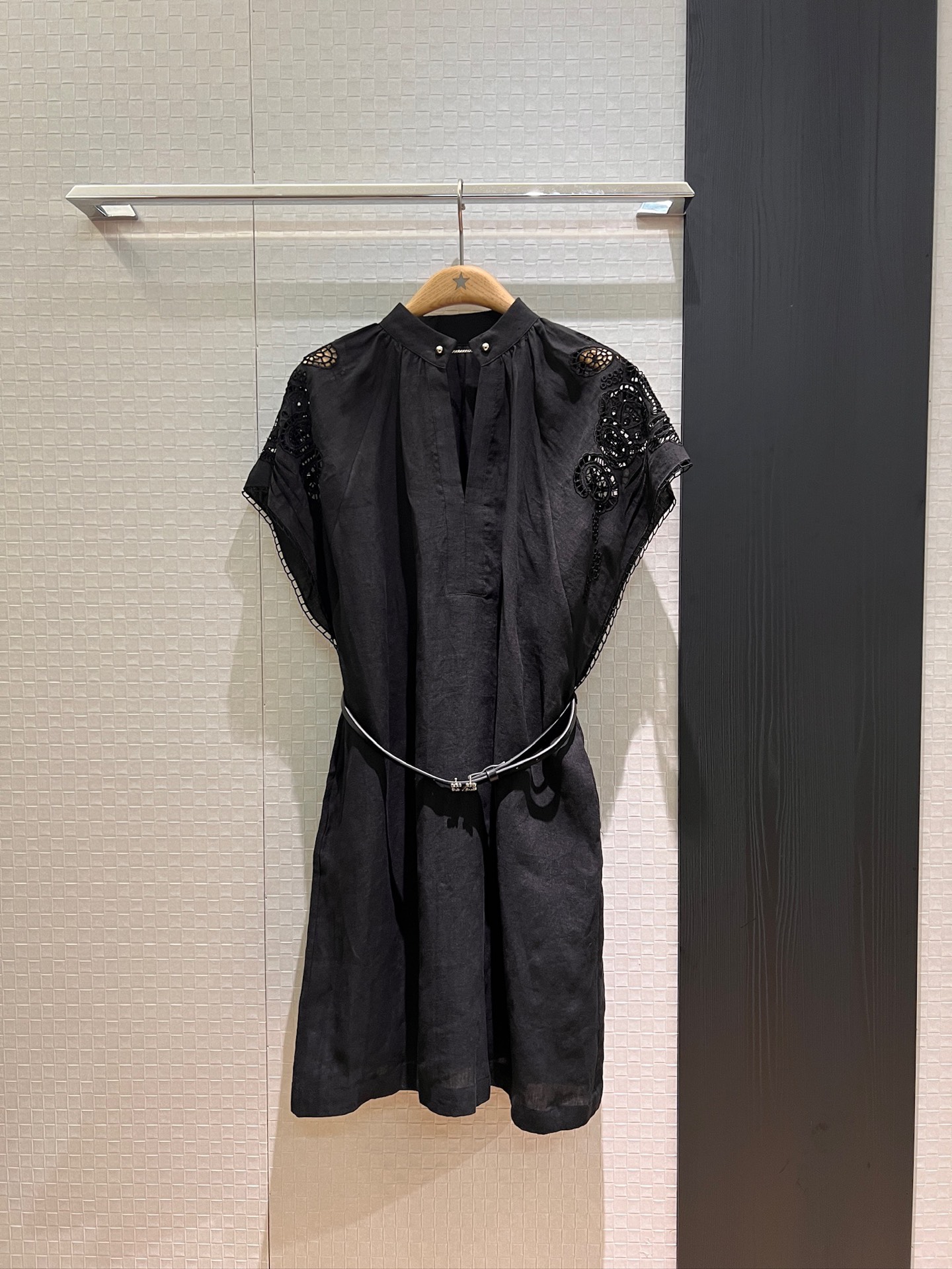 NO:429984,New style is coming up with stand-up collar V-neck hollow chain decoration, vacation linen dress, delivery suspender two-piece set, heavy-industry embroidered hollow rotator sleeves, loose fit and belt waist-hugging, pockets on both sides, casual and age-reducing, black and white brown SML, skirts, alexander wang19860909新款来袭立领V领镂空链条装饰 度假亚麻连衣裙 配送吊带两件套重工刺绣镂空落肩袖 宽松版型搭配腰带收腰 两侧有口袋 休闲减龄 黑色白色咖色 SML,,skirts,alexander wang,Women's clothing