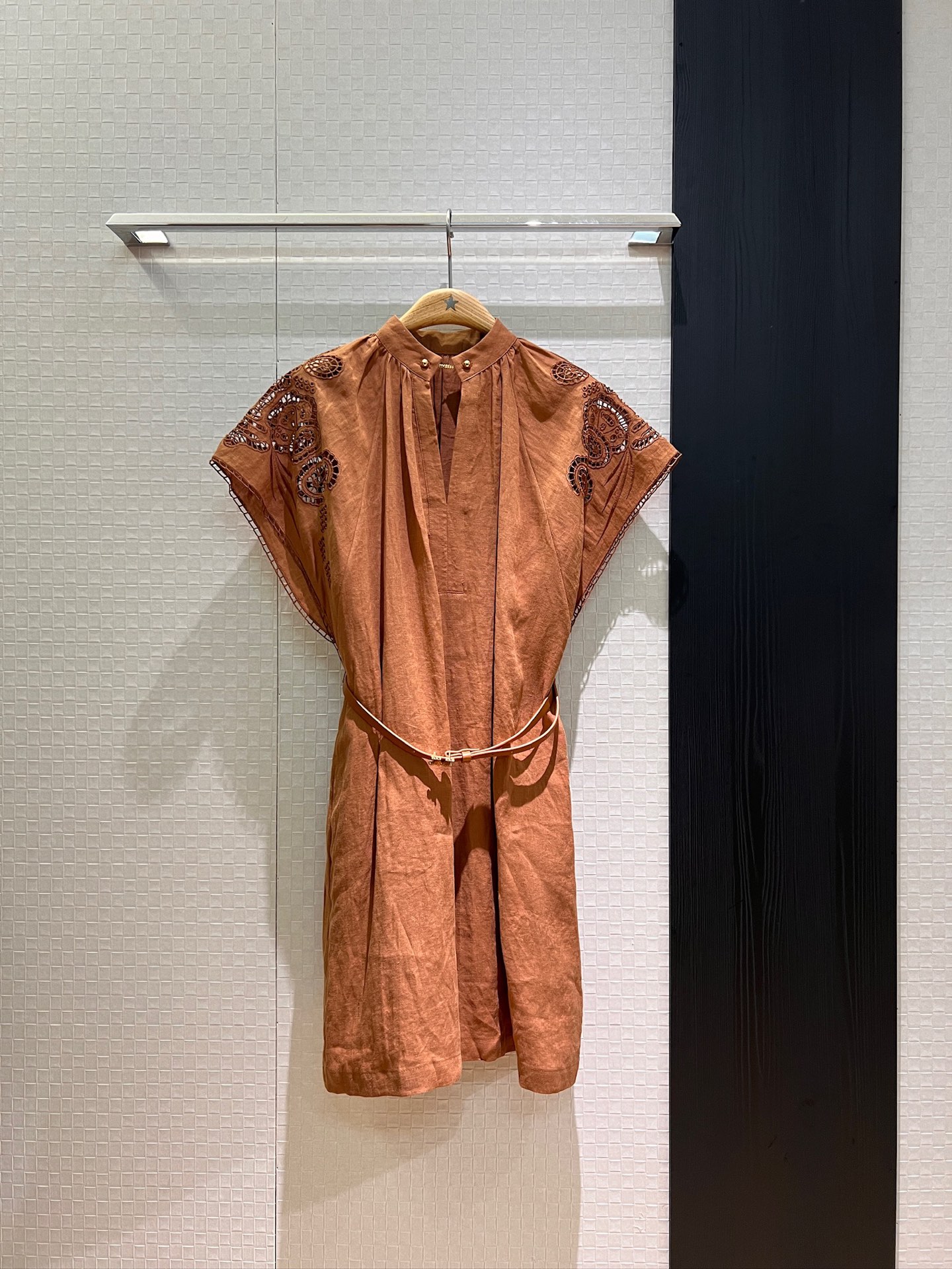 NO:429994,New style is coming up with stand-up collar V-neck hollow chain decoration, vacation linen dress, delivery suspender two-piece set, heavy-industry embroidered hollow rotator sleeves, loose fit and belt waist-hugging, pockets on both sides, casual and age-reducing, black and white brown SML, skirts, alexander wang19860909新款来袭立领V领镂空链条装饰 度假亚麻连衣裙 配送吊带两件套重工刺绣镂空落肩袖 宽松版型搭配腰带收腰 两侧有口袋 休闲减龄 黑色白色咖色 SML,,skirts,alexander wang,Women's clothing