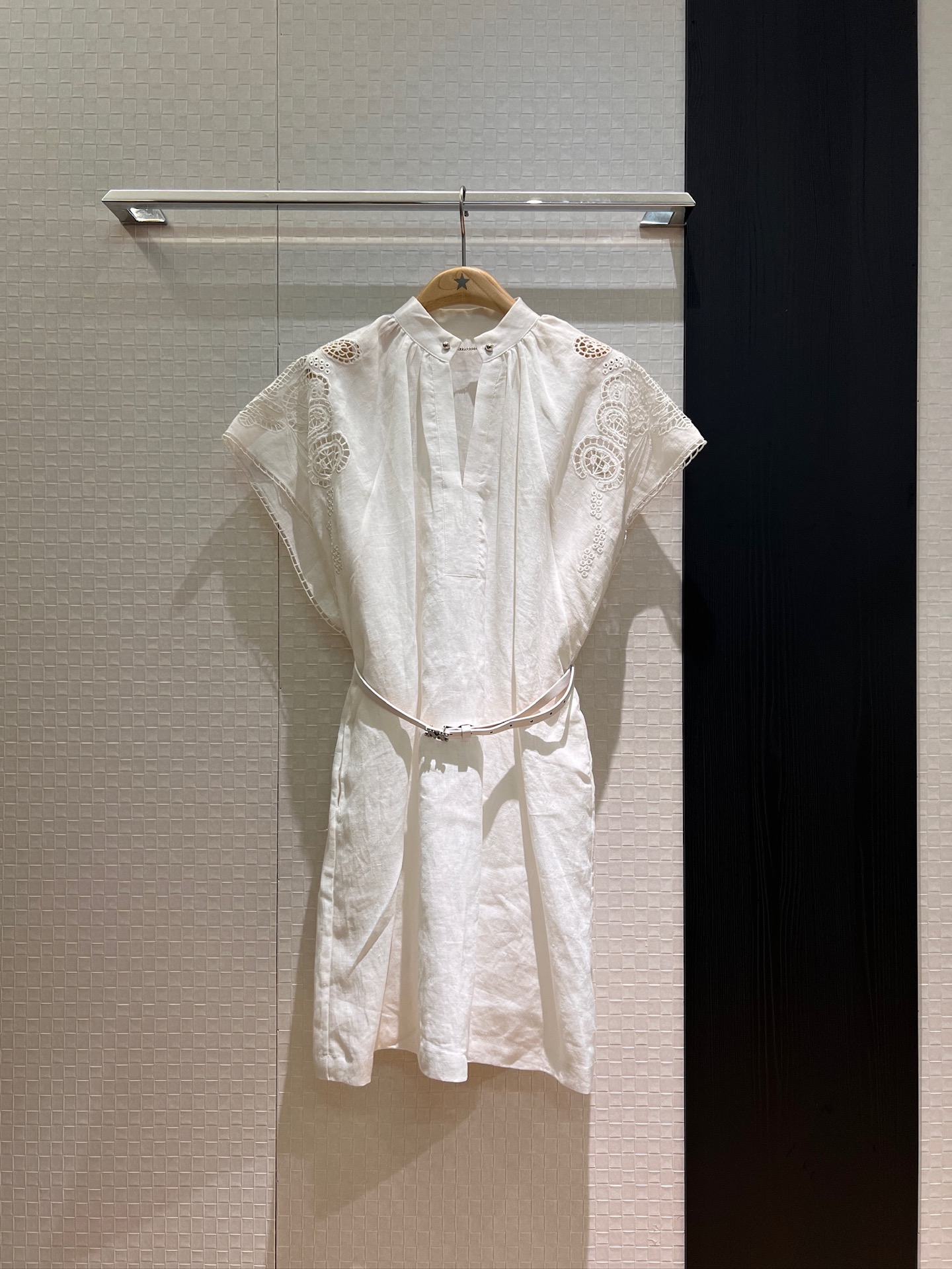 NO:430004,New style is coming up with stand-up collar V-neck hollow chain decoration, vacation linen dress, delivery suspender two-piece set, heavy-industry embroidered hollow rotator sleeves, loose fit and belt waist-hugging, pockets on both sides, casual and age-reducing, black and white brown SML, skirts, alexander wang19860909新款来袭立领V领镂空链条装饰 度假亚麻连衣裙 配送吊带两件套重工刺绣镂空落肩袖 宽松版型搭配腰带收腰 两侧有口袋 休闲减龄 黑色白色咖色 SML,,skirts,alexander wang,Women's clothing