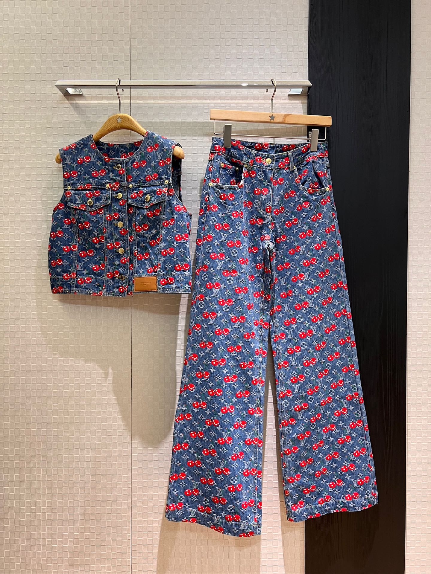 NO:430612,New cherry old-fashioned jeans straight trousers hardware accessories mold opening casual and versatile, fashionable, age-reducing, loose and slimming, can be worn with the same vest jacket SML pants, jeans, jackets & coats, alexander wang19860909新款樱桃老花牛仔裤 直筒裤五金配件开模 休闲百搭 时尚减龄宽松显瘦 可搭同款马甲外套 SML 裤子,,jeans,jackets & coats,alexander wang,Women's clothing