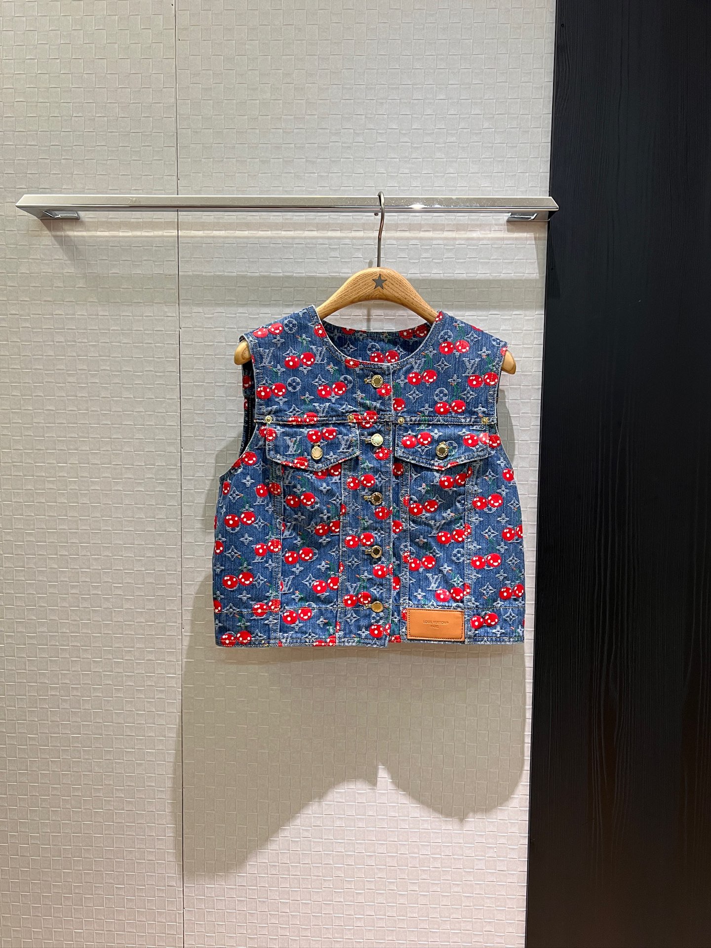 NO:430627,New cherry presbyterian round neck denim vest double-breasted cherry denim skirt, slim and slim, casual and versatile, salty or sweet, a set of combinations, and is also excellent to separate. SML vest m,, skirts, alexander wang19860909新款樱桃老花圆领牛仔马甲双排扣樱桃牛仔半裙 修身显瘦 休闲百搭 可盐可甜一套搭配 分开也超赞 SML 马甲m,,skirts,alexander wang,Women's clothing