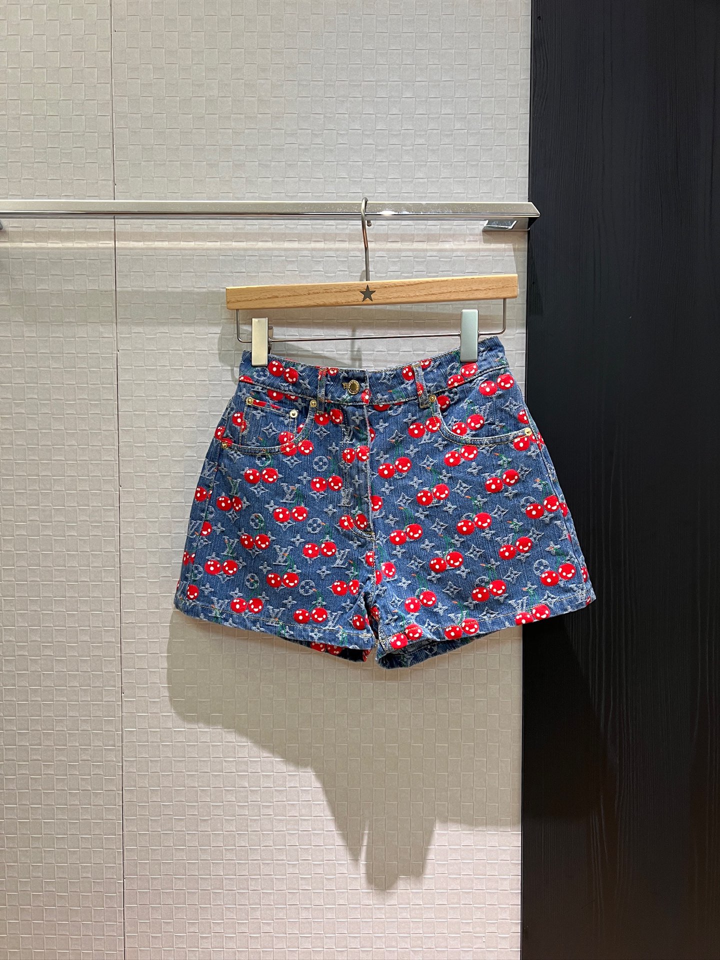 NO:430635,New cherry old-fashioned denim shorts, wash water cowboy casual and versatile, hardware accessories, classic age-reducing must-have for mold opening, can be worn with the same vest SML shorts, shorts, alexander wang19860909新款樱桃老花牛仔短裤 洗水牛仔休闲百搭 五金配件开模经典减龄必备 可搭同款马甲 SML 短裤,,shorts,alexander wang,Women's clothing