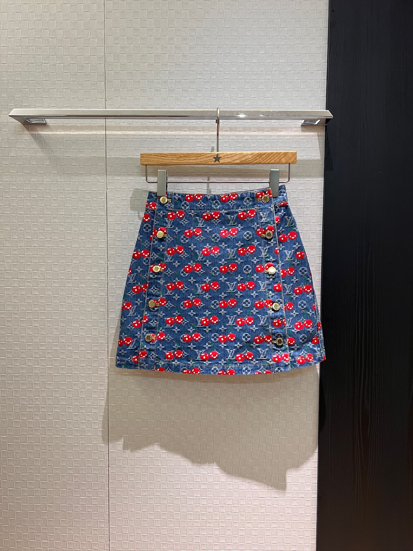 NO:430619,New cherry old-fashioned double-breasted denim skirt A-line hip slim fit and slim casual and versatile. It can be salty, sweet or matched with the same vest jacket SML skirt, skirts, skirts, jackets & coats, alexander wang19860909新款樱桃老花双排扣牛仔半裙A字包臀 修身显瘦 休闲百搭 可盐可甜可搭同款马甲外套SML 半裙,,skirts,jackets & coats,alexander wang,Women's clothing