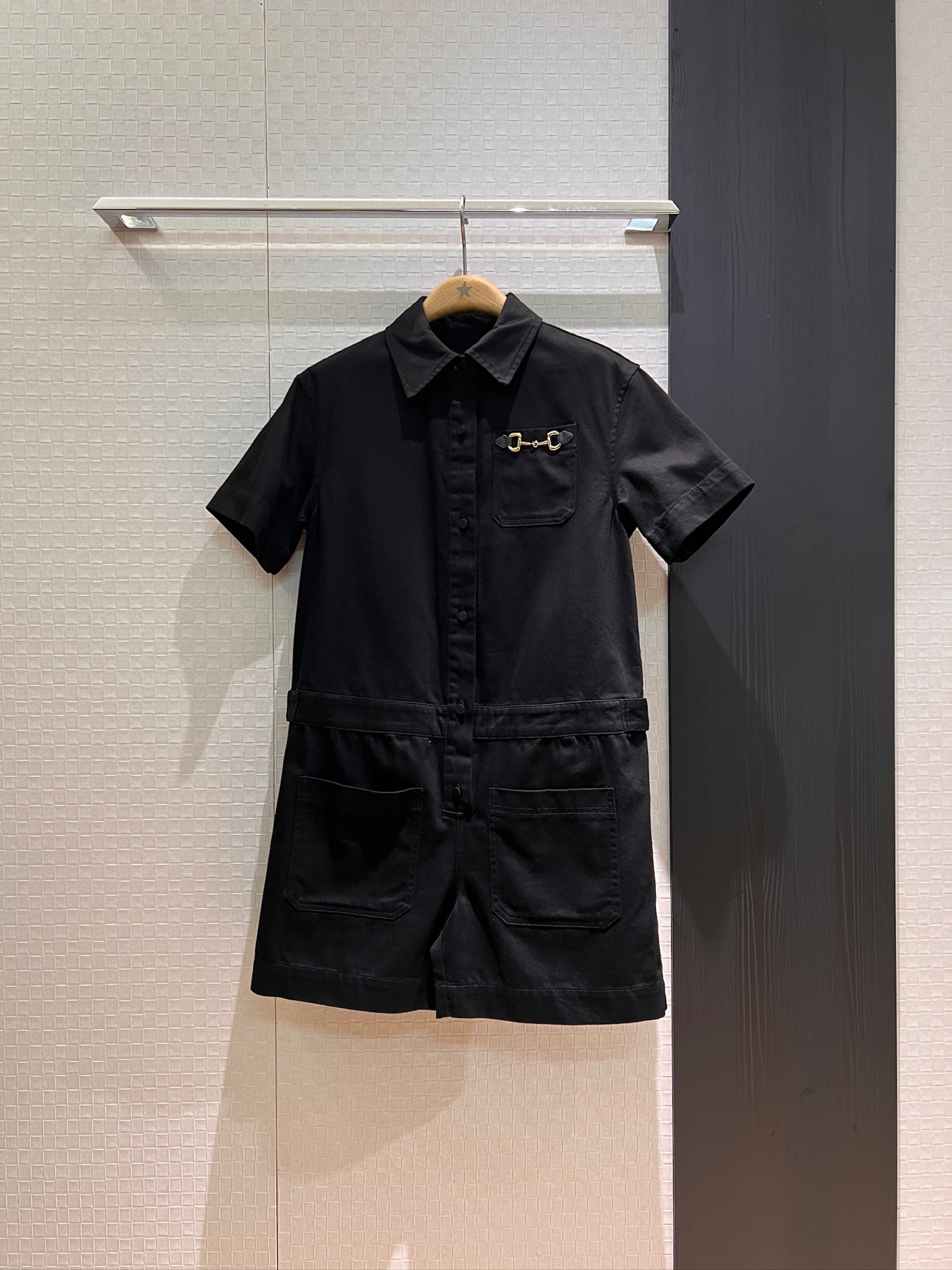 NO:430656,New horse-bit decorative pocket lapel jumpsuits straight and casual pockets on both sides, waist circumference can be adjusted, fashionable and modern age-reducing must-have SML, shorts, alexander wang19860909新款马衔扣装饰口袋翻领连体短裤 直筒休闲两侧口袋 腰围可扣子调节 时尚摩登减龄必备 SML,,shorts,alexander wang,Women's clothing