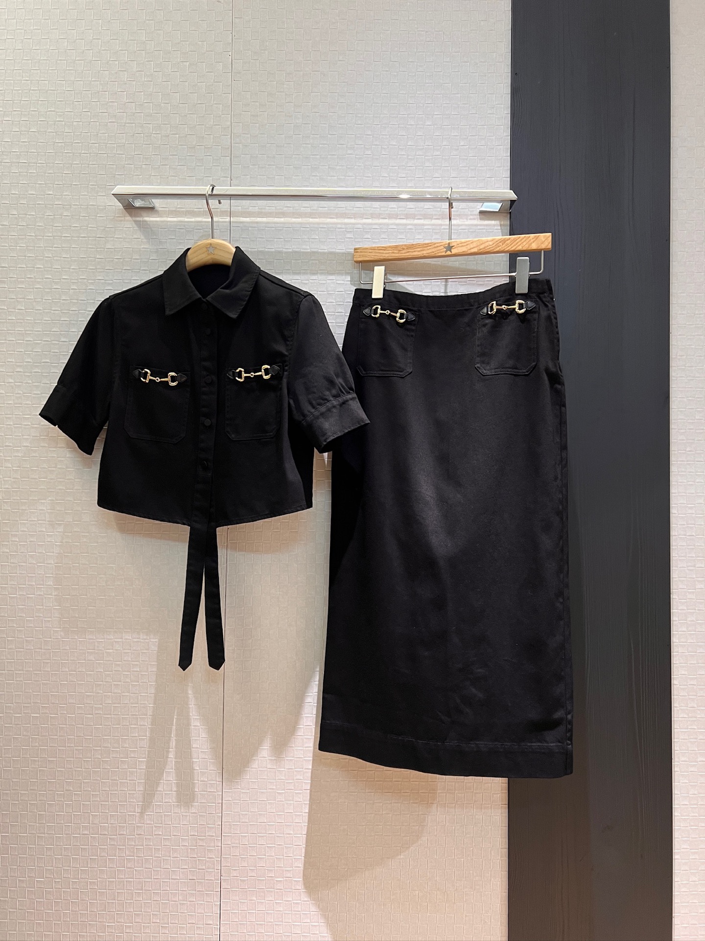 NO:430666,New horse-bit decorative pockets, lapel short top, hip-packing long skirt, hem lace-up knot design, skirt hem slit, fashion, modern age-reducing essentials SML, skirts, alexander wang19860909新款马衔扣装饰口袋 翻领短款上衣包臀长半裙下摆系带打结设计 裙摆开叉 时尚摩登减龄必备 SML,,skirts,alexander wang,Women's clothing