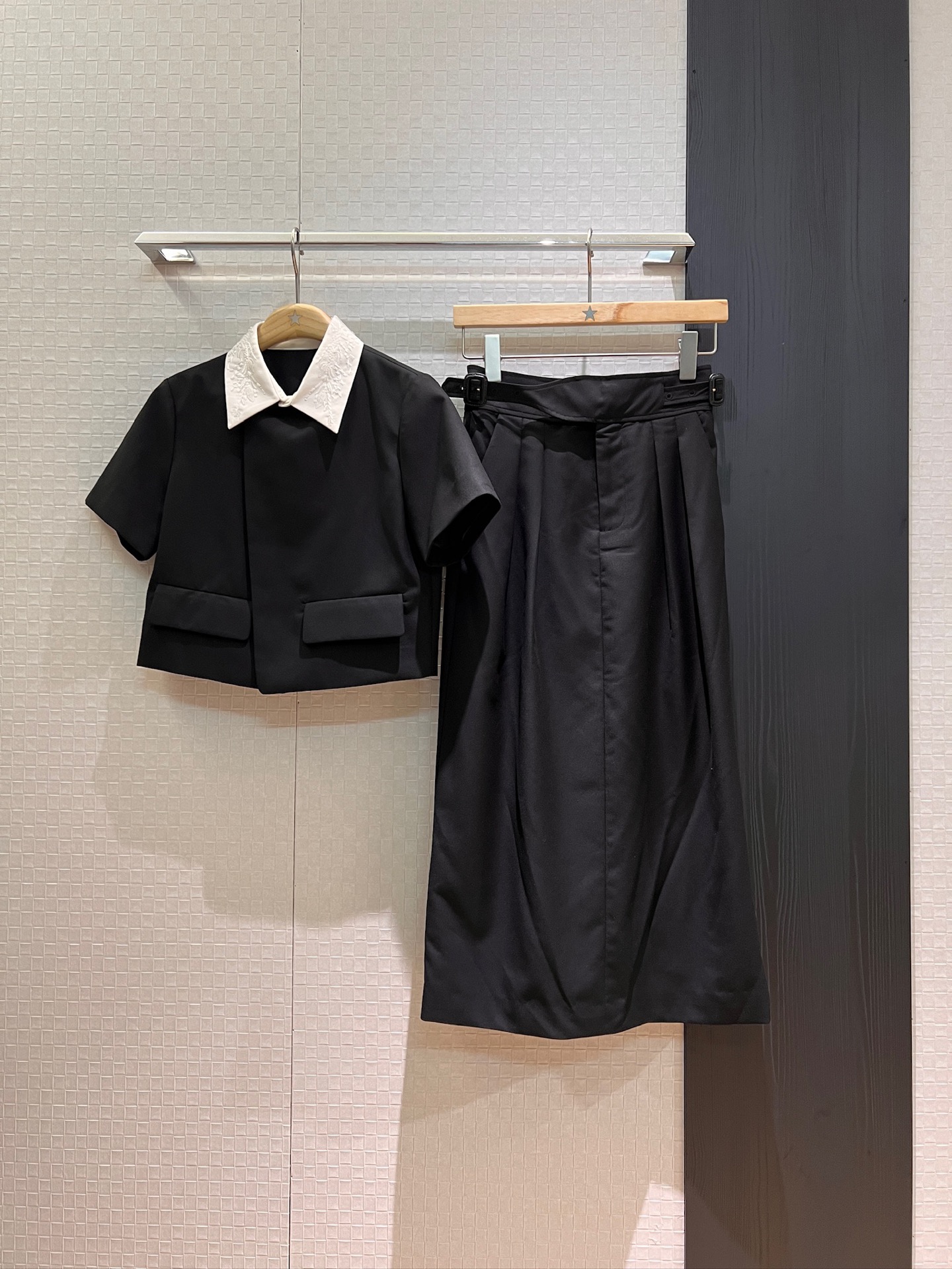 NO:430642,New LP color-blocking collar set Heavy industry embroidered bead sequin neckline Asymmetric top lace-up design long skirt Rear slit fashion commuting Black apricot SML, loro piana, skirts, alexander wang19860909新款LP拼色领套装 重工刺绣钉珠亮片领口 不对称上衣系带设计长半裙 后摆开叉时尚通勤 黑色杏色 SML,,loro piana,skirts,alexander wang,Women's clothing