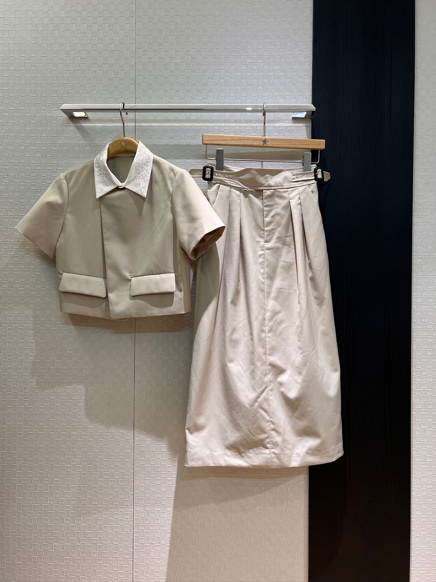 NO:430651,New LP color-blocking collar set Heavy industry embroidered bead sequin neckline Asymmetric top lace-up design long skirt Rear slit fashion commuting Black apricot SML, loro piana, skirts, alexander wang19860909新款LP拼色领套装 重工刺绣钉珠亮片领口 不对称上衣系带设计长半裙 后摆开叉时尚通勤 黑色杏色 SML,,loro piana,skirts,alexander wang,Women's clothing