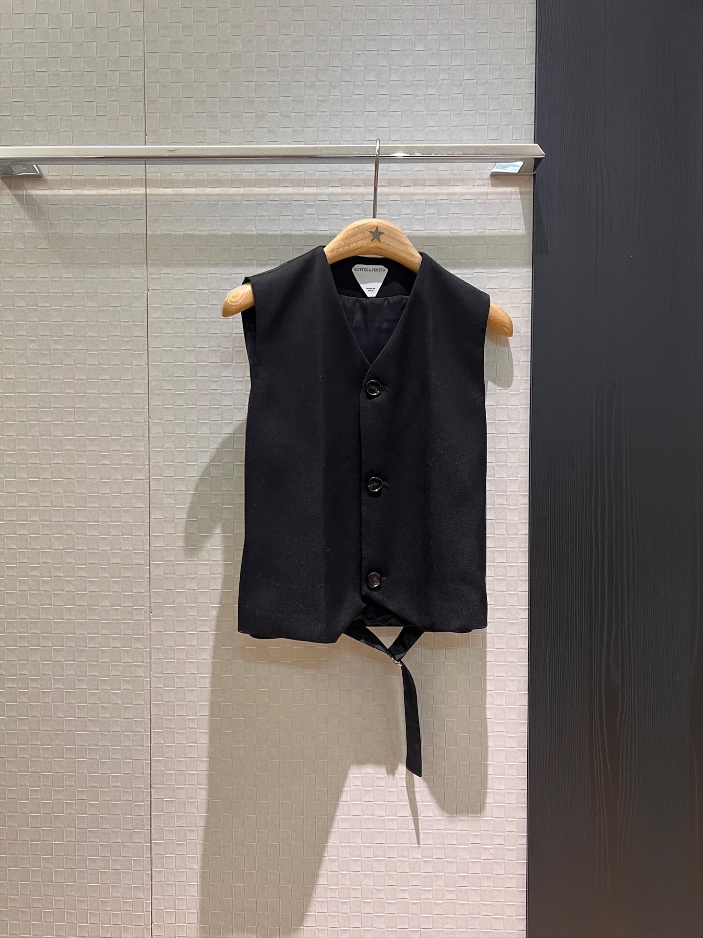 NO:430675,New BV black spliced ​​breasts V-neck sleeveless vest top with large logo tags and decorative straps adjustable waistband Simple commuting SML, bottega veneta, alexander wang19860909新款BV黑色拼接排扣 V领无袖马甲上衣背后大logo标签装饰系带可调节收腰 简约通勤 SML,,bottega veneta,alexander wang,Women's clothing