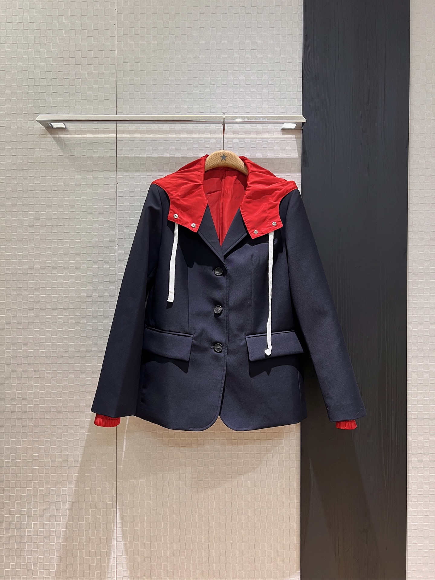 NO:430641,Early autumn new contrasting hooded splicing fake two-piece suit casual jacket Miu style outfit Simple layering Personality and fashion Aura full of big brand style SML, Miumiu, jackets & coats, business suit, hats, alexander wang19860909早秋新款撞色连帽拼接假两件设计西装休闲外套 miu系穿搭 简约层次感 个性时尚 气场全开大牌范儿 SML,,miumiu,jackets & coats,business suit,hats,alexander wang,Women's clothing