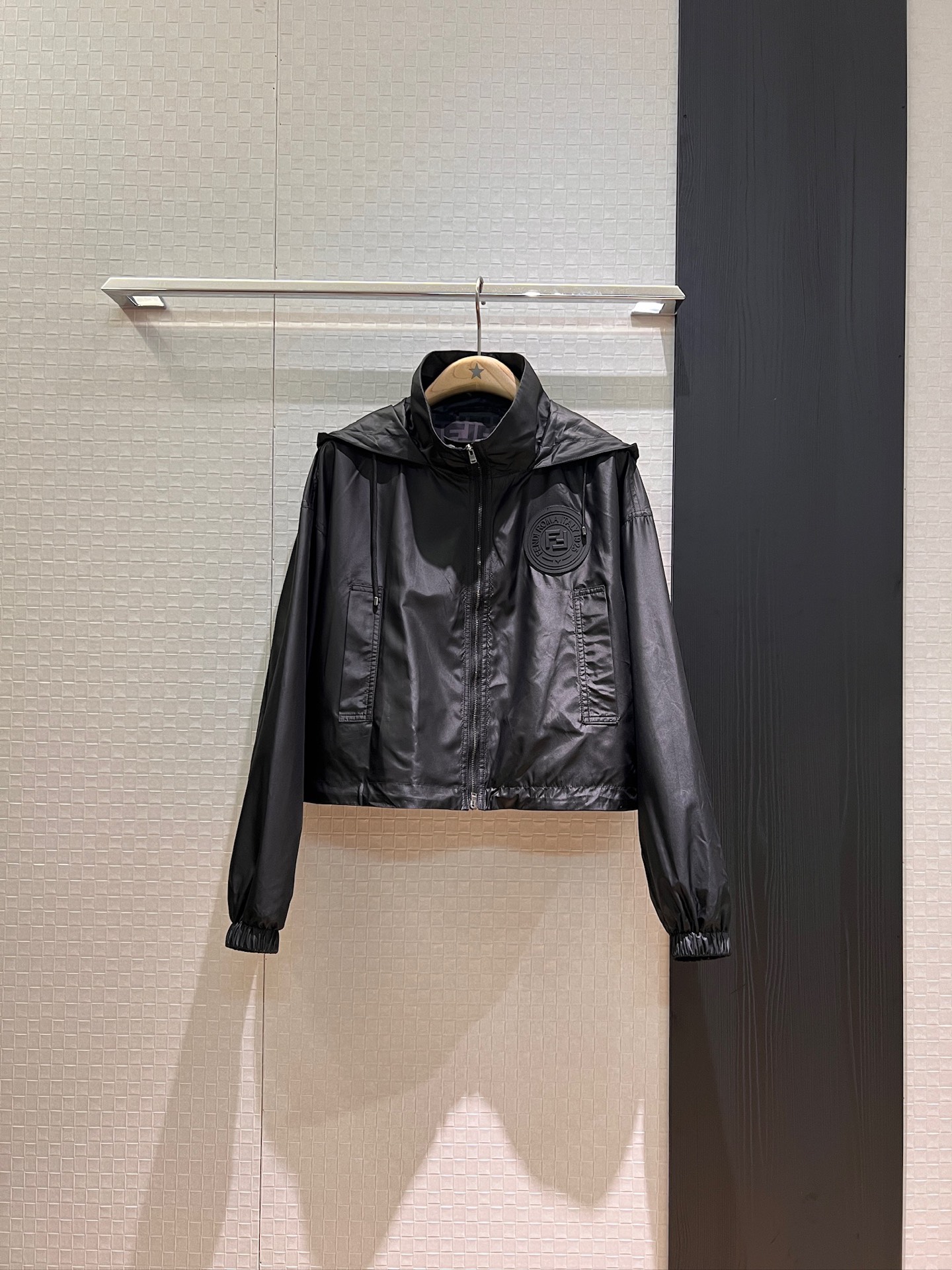 NO:431413,New double F lined stand collar hooded nylon jacket jacket elastic waist shorts drawstring elastic waist tightening on the hem double F adhesive logo logo on the chest handsome casual sweet and cool versatile age-reducing fashion black khaki SML jacket, shorts, jackets & coats, jackets & coats, hats, alexander wang19860909新款双F内衬立领连帽尼龙外套夹克松紧腰短裤 下摆抽绳弹力收腰 胸前双F胶牌logo标志帅气休闲 甜酷百搭 减龄时尚 黑色卡其 SML 外套,,shorts,jackets & coats,jackets & coats,hats,alexander wang,Women's clothing