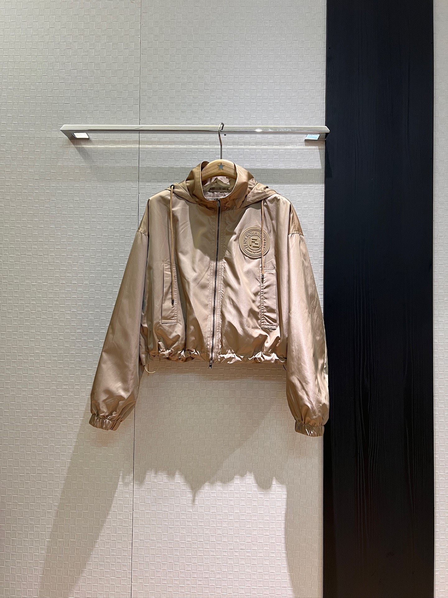 NO:431423,New double F lined stand collar hooded nylon jacket jacket elastic waist shorts drawstring elastic waist tightening on the hem double F adhesive logo logo on the chest handsome casual sweet and cool versatile age-reducing fashion black khaki SML jacket, shorts, jackets & coats, jackets & coats, hats, alexander wang19860909新款双F内衬立领连帽尼龙外套夹克松紧腰短裤 下摆抽绳弹力收腰 胸前双F胶牌logo标志帅气休闲 甜酷百搭 减龄时尚 黑色卡其 SML 外套,,shorts,jackets & coats,jackets & coats,hats,alexander wang,Women's clothing