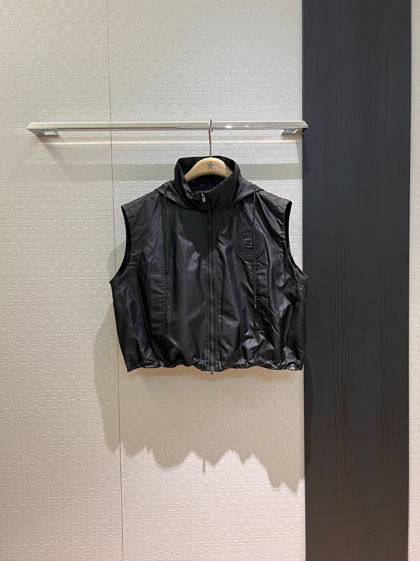 NO:431432,New double F lined stand collar hooded nylon loose vest vest vest elastic waist shorts drawstring elastic waist tightening on the chest double F glue logo logo handsome casual sweet and cool versatile age-reducing fashion black khaki SML jacket, shorts, jackets & coats, hats, alexander wang19860909新款双F内衬立领连帽尼龙宽松马甲背心松紧腰短裤 下摆抽绳弹力收腰 胸前双F胶牌logo标志帅气休闲 甜酷百搭 减龄时尚 黑色卡其 SML 外套,,shorts,jackets & coats,hats,alexander wang,Women's clothing