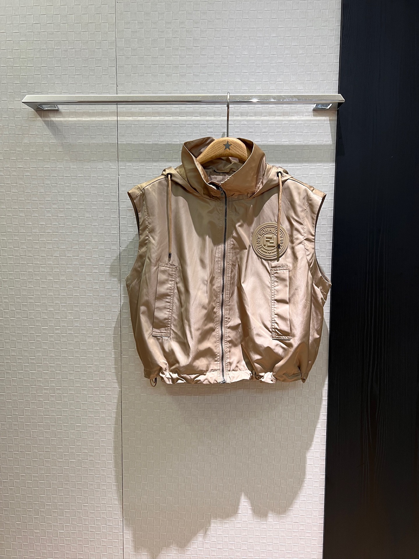 NO:431440,New double F lined stand collar hooded nylon loose vest vest vest elastic waist shorts drawstring elastic waist tightening on the chest double F glue logo logo handsome casual sweet and cool versatile age-reducing fashion black khaki SML jacket, shorts, jackets & coats, hats, alexander wang19860909新款双F内衬立领连帽尼龙宽松马甲背心松紧腰短裤 下摆抽绳弹力收腰 胸前双F胶牌logo标志帅气休闲 甜酷百搭 减龄时尚 黑色卡其 SML 外套,,shorts,jackets & coats,hats,alexander wang,Women's clothing