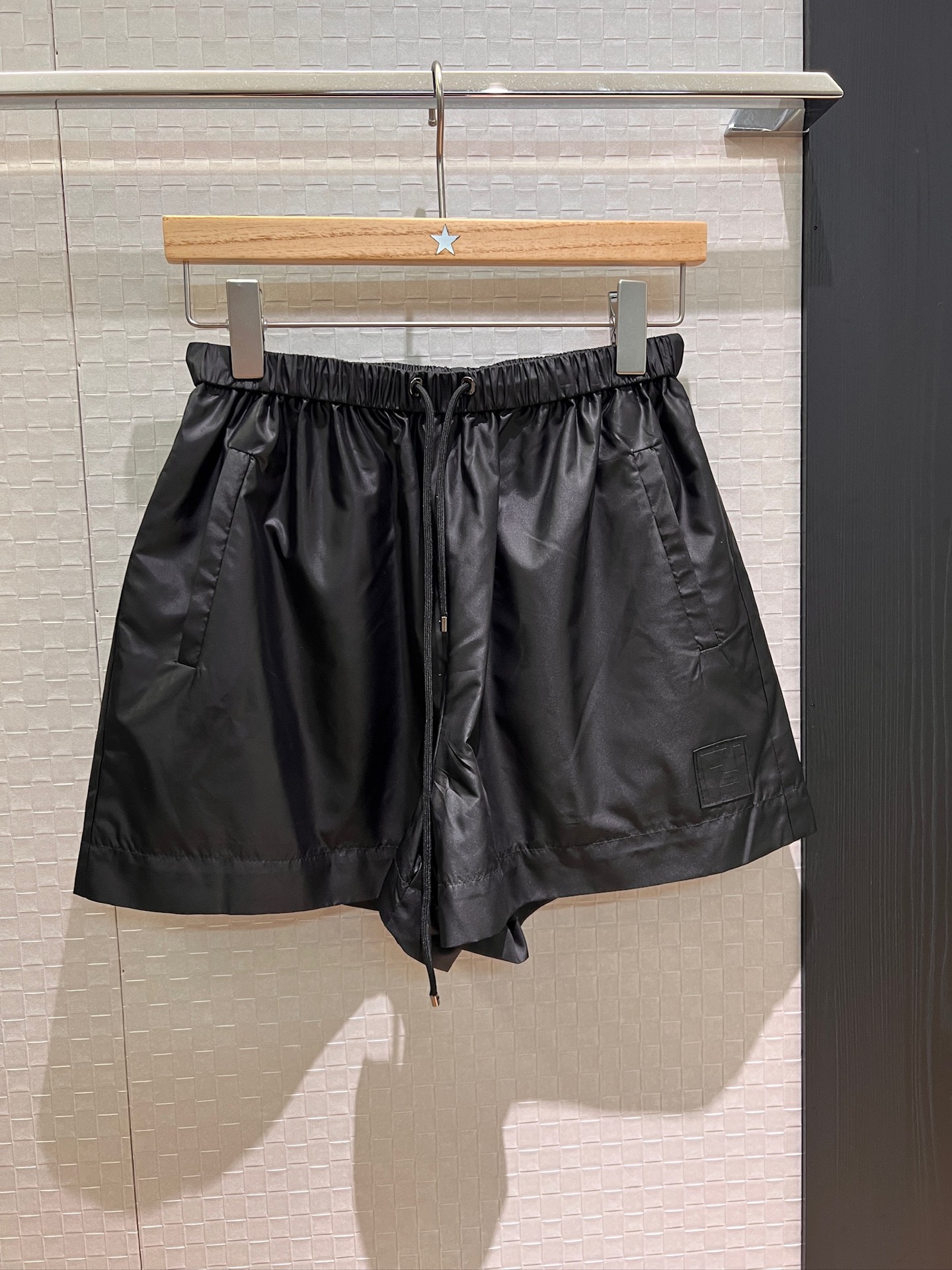 NO:431405,New elastic waist nylon sports shorts, double F printed lining, loose casual, jacket vest, fashionable age-reducing pants legs logo decoration, black khaki SML, shorts, jackets & coats, alexander wang19860909新款松紧腰尼龙运动短裤 双F印花内衬宽松休闲 搭外套马甲 时尚减龄裤脚logo装饰 黑色卡其 SML,,shorts,jackets & coats,alexander wang,Women's clothing