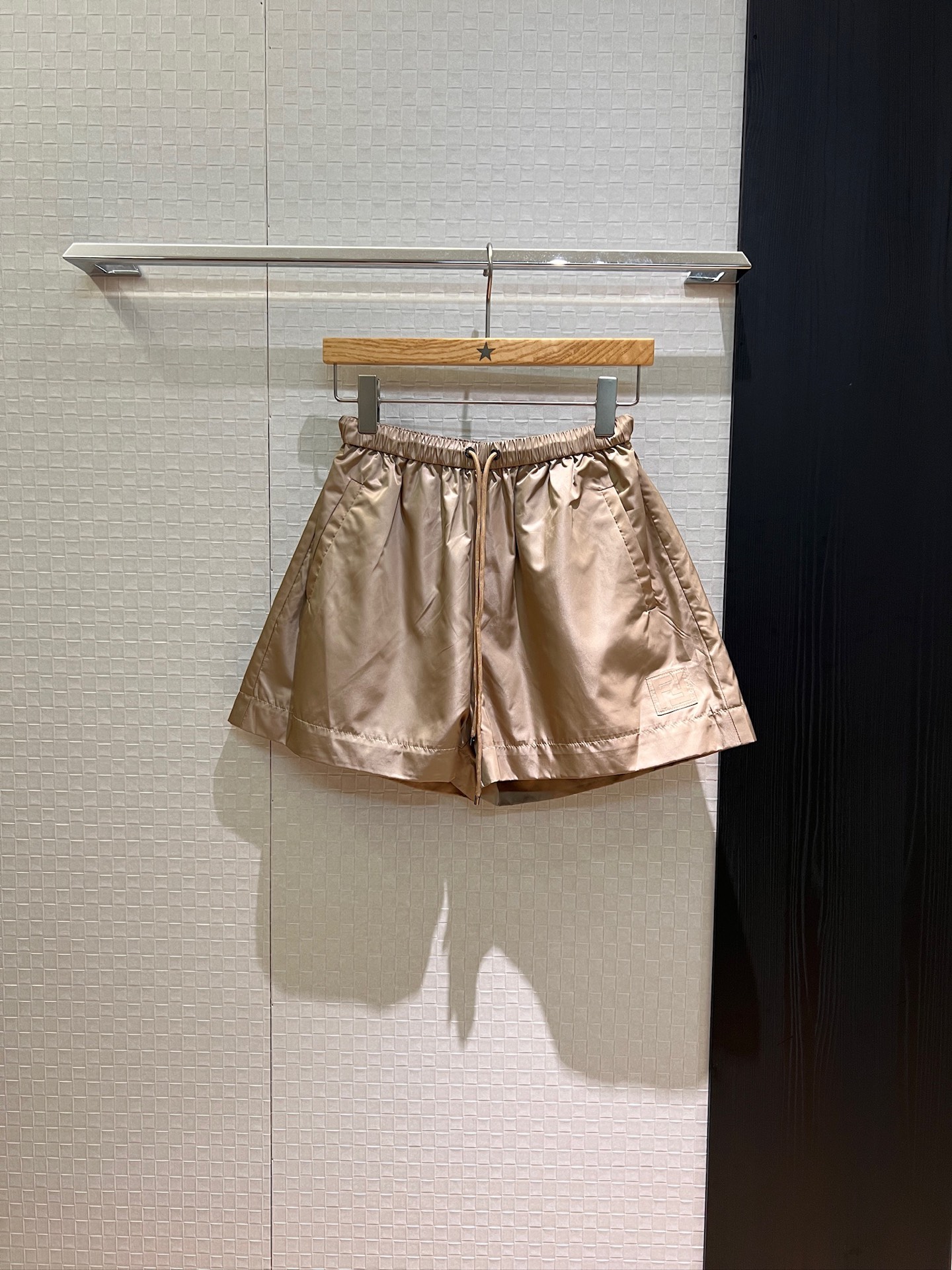 NO:431415,New elastic waist nylon sports shorts, double F printed lining, loose casual, jacket vest, fashionable age-reducing pants legs logo decoration, black khaki SML, shorts, jackets & coats, alexander wang19860909新款松紧腰尼龙运动短裤 双F印花内衬宽松休闲 搭外套马甲 时尚减龄裤脚logo装饰 黑色卡其 SML,,shorts,jackets & coats,alexander wang,Women's clothing