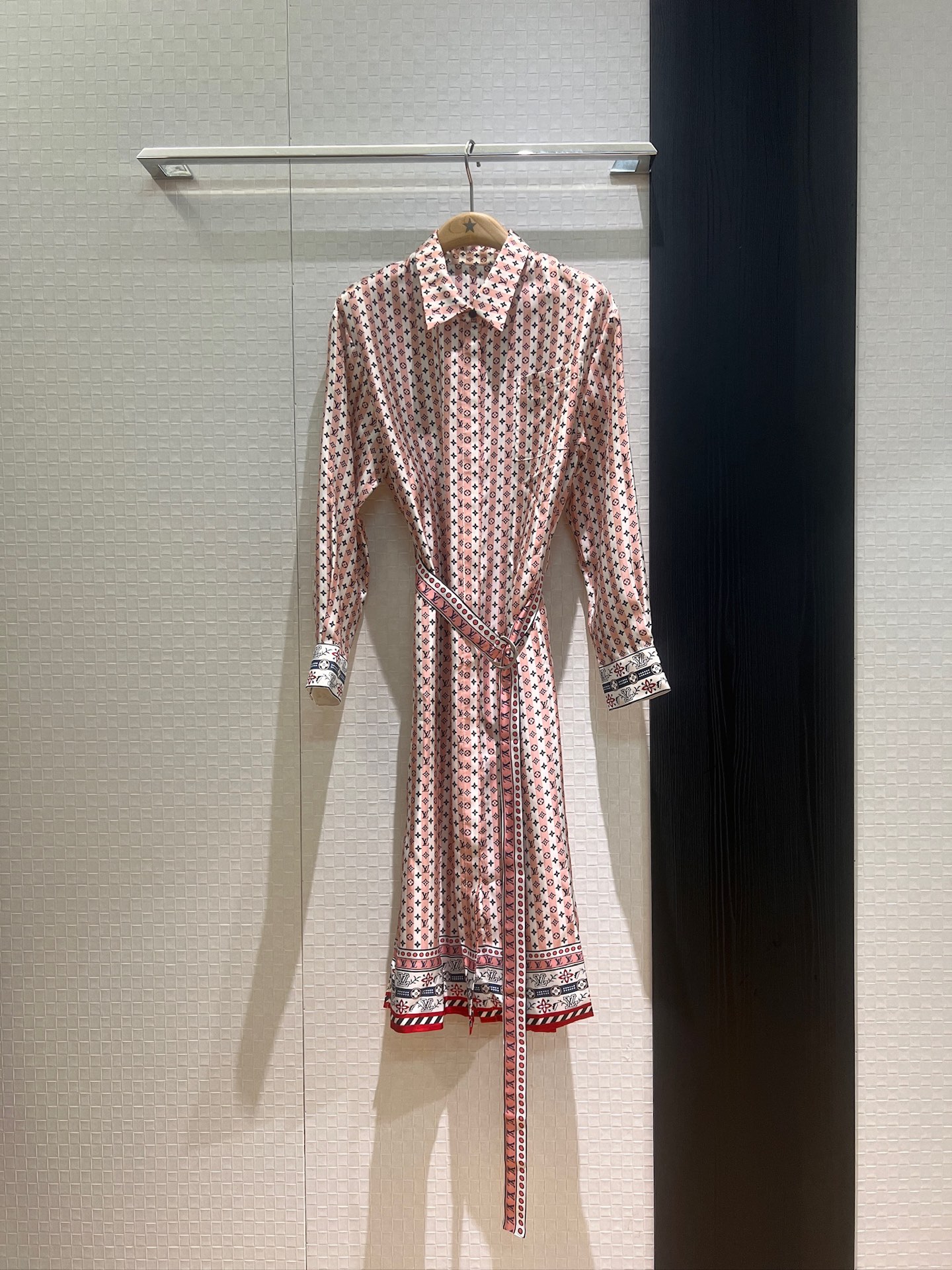 NO:431383,New small logo old-fashioned striped positioning print Silk twill silk dress Heavy silk shirt dress Belt and waist tucks to show the waist skirt side slit Simple and fashionable Temperament commuter socialite temperament S-XL, skirts, real silk, alexander wang19860909新款小logo老花条纹定位印花 真丝斜纹真丝连衣裙 重磅真丝衬衣裙 系腰带收腰显腰裙侧摆开叉 简约时髦 气质通勤名媛气质 S-XL,,skirts,real silk,alexander wang,Women's clothing