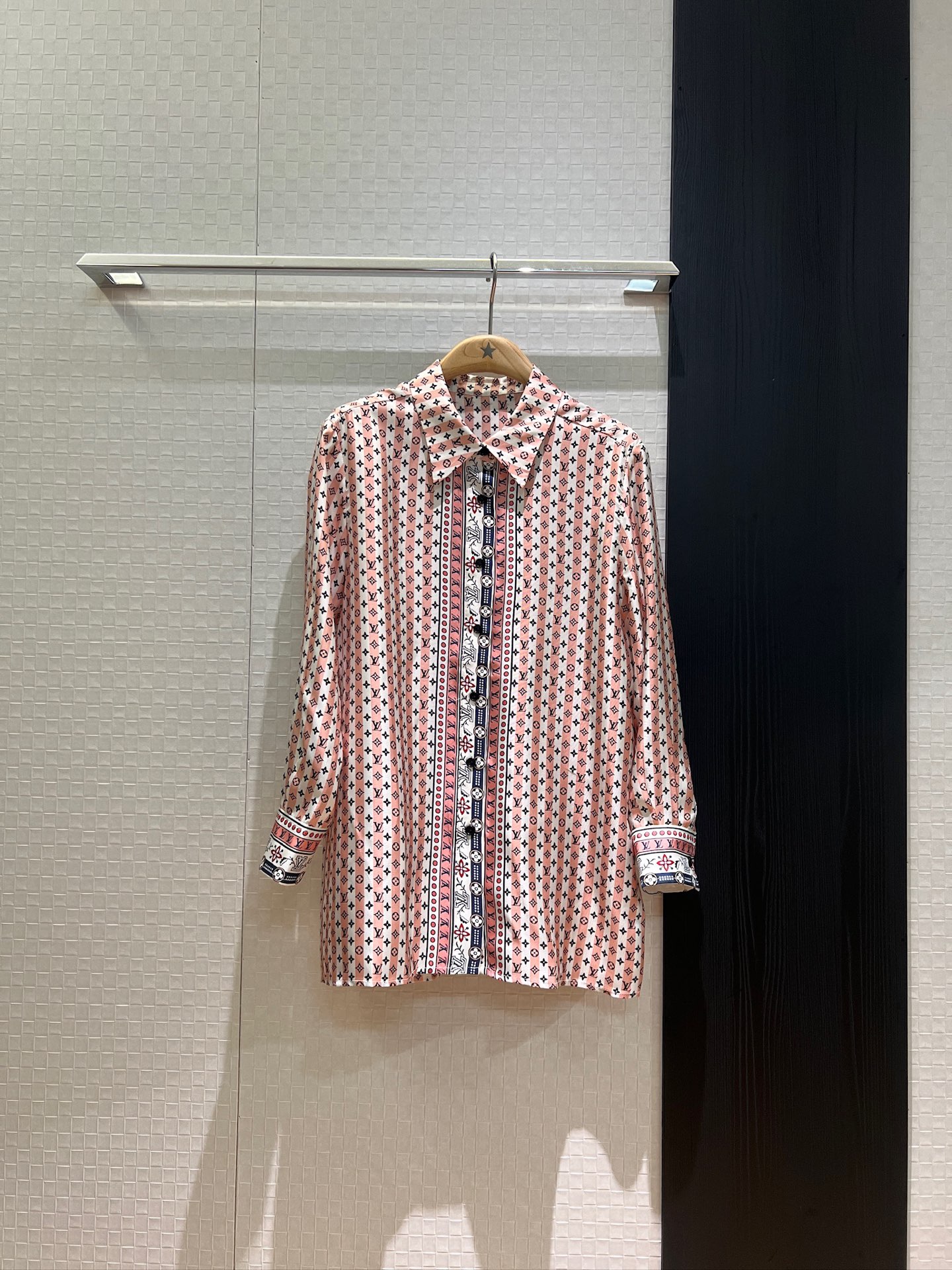 NO:431394,New small logo old-fashioned striped positioning printed silk twill shirt positioning flower silk wide-leg pants fashionable and versatile temperament lazy belt drawstring design decoration can be worn in one set or separately S-XL shirt, real silk, alexander wang19860909新款小logo老花条纹定位印花真丝斜纹衬衣定位花真丝阔腿裤时尚百搭 气质慵懒 腰带抽绳设计装饰 可一套或分开搭 S-XL 衬衣,,real silk,alexander wang,Women's clothing