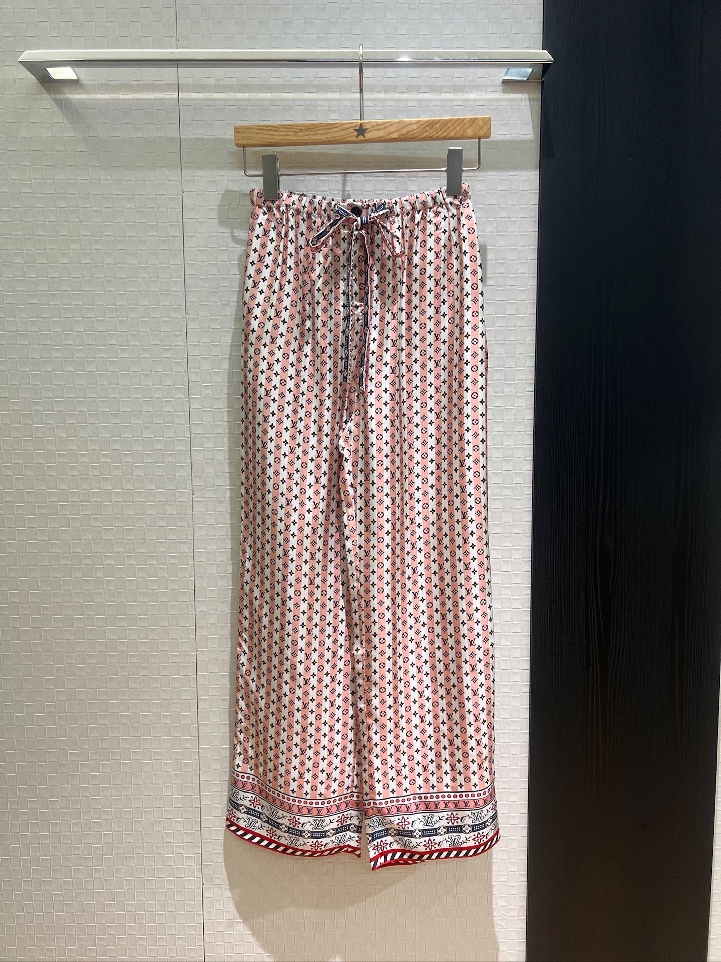 NO:431403,New small logo old-fashioned striped positioning printed silk twill shirt positioning flower silk wide-leg pants fashionable and versatile temperament lazy belt drawstring design decoration can be worn in one set or separately S-XL pants, real silk, alexander wang19860909新款小logo老花条纹定位印花真丝斜纹衬衣定位花真丝阔腿裤时尚百搭 气质慵懒 腰带抽绳设计装饰 可一套或分开搭 S-XL 裤子,,real silk,alexander wang,Women's clothing